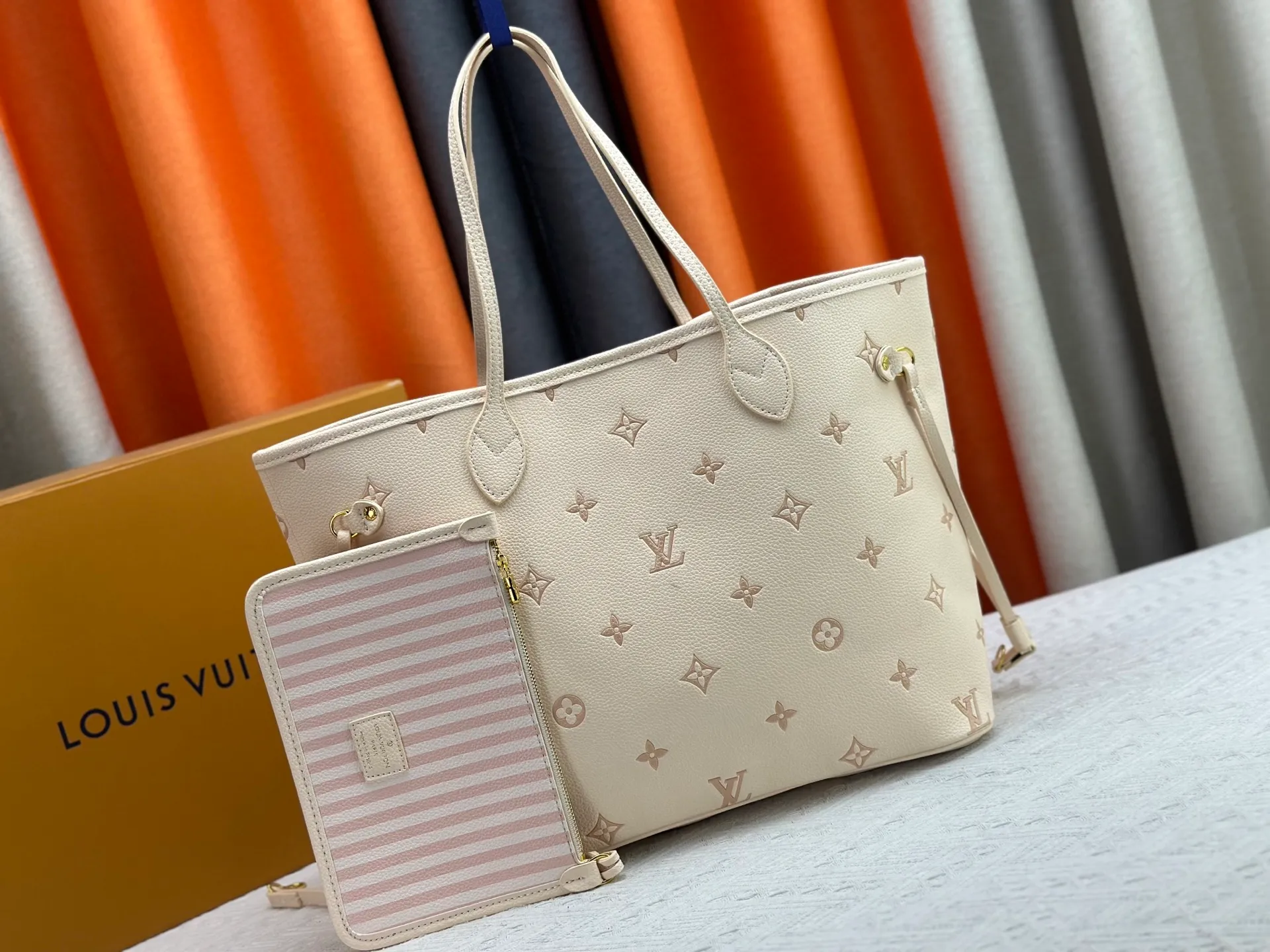 P260 M14285 M40865 M40995 Upgraded Original This version of the Neverfull MM handbag showcases House's signature leather and updated tonal silhouette, making it both practical and sophisticated. Nicely sized, it comes with a contrasting removable textile bag and gold-tone hardware gives it a sophisticated finish. Size 32-29-17