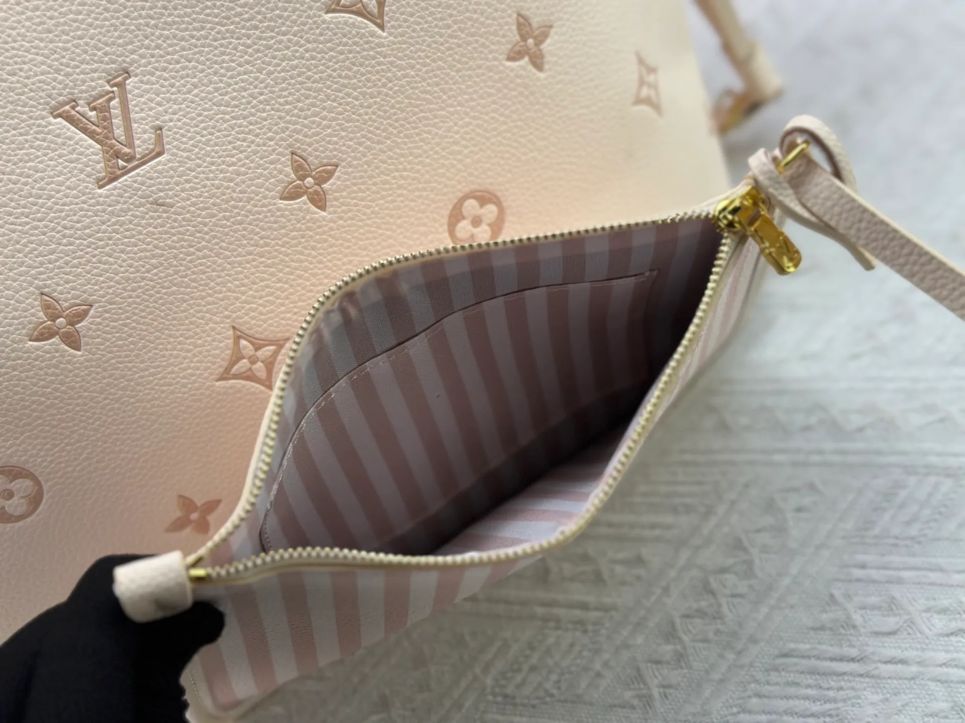 P260 M14285 M40865 M40995 Upgraded Original This version of the Neverfull MM handbag showcases House's signature leather and updated tonal silhouette, making it both practical and sophisticated. Nicely sized, it comes with a contrasting removable textile bag and gold-tone hardware gives it a sophisticated finish. Size 32-29-17