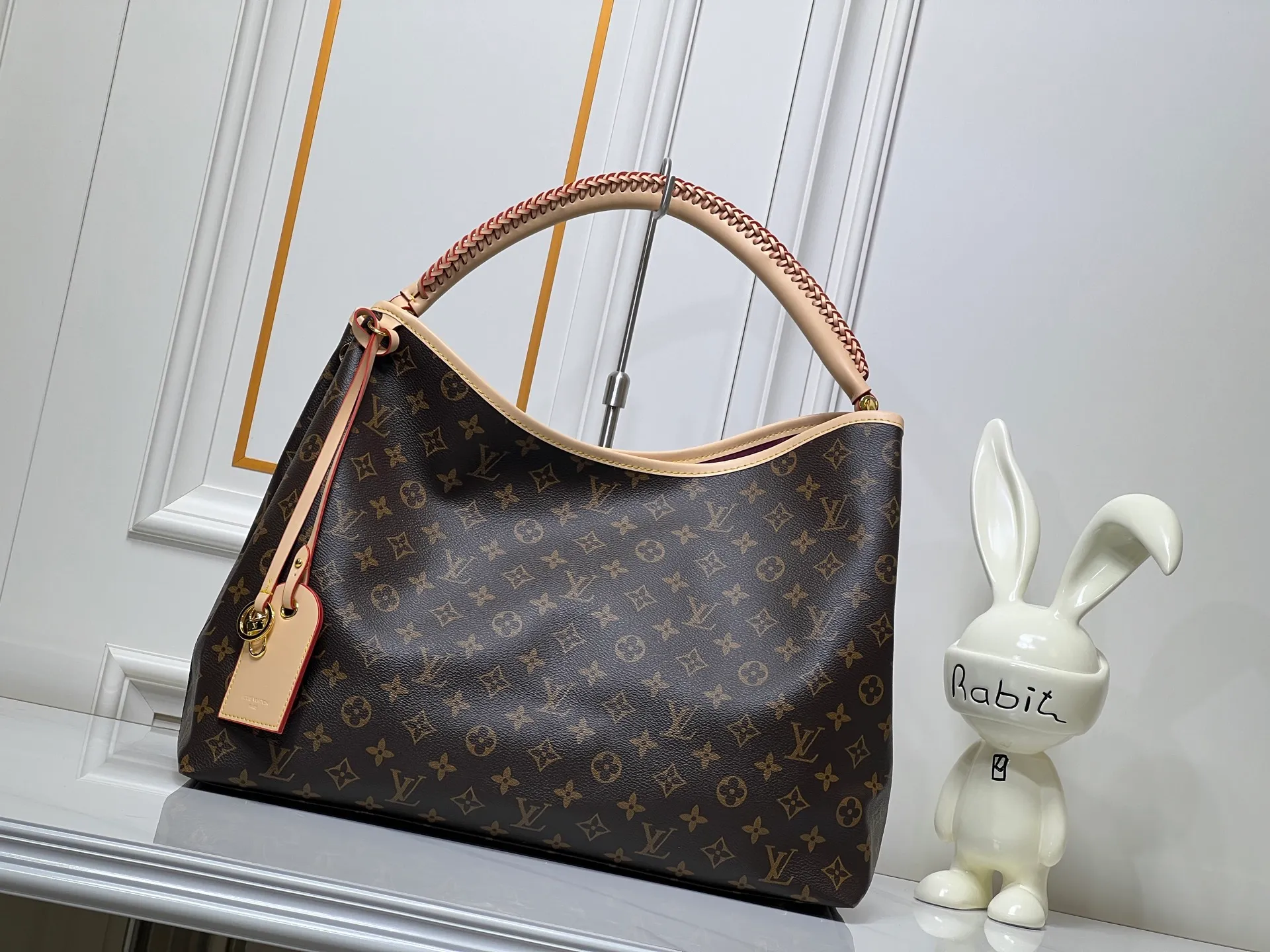 Batch 280💰Upgraded original M25877 Again handbag, this is a new interpretation of the iconic Artsy design first launched in 2010, now more flexible, more iconic, and more refined in craftsmanship. Rooted in LV’s DNA, this bag pays homage to Louis Vuitton’s craftsmanship with its classic Monogram canvas base, hand-woven handles and customizable name tag. It's spacious enough to hold a laptop and opens to reveal multiple pockets. Gold hooks can be used to hang playful accessories! ! Size:50x30x15.5CM