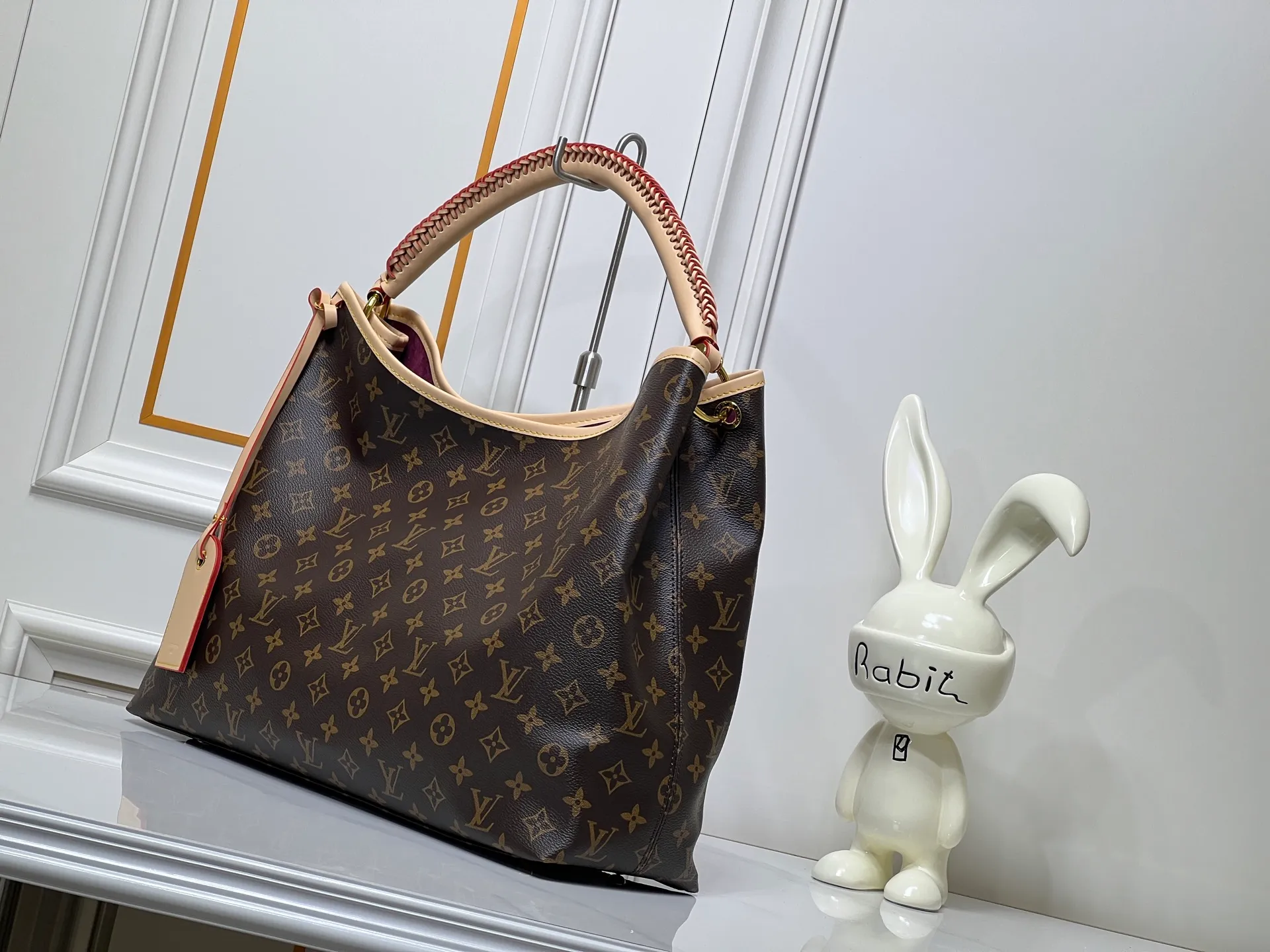 Batch 280💰Upgraded original M25877 Again handbag, this is a new interpretation of the iconic Artsy design first launched in 2010, now more flexible, more iconic, and more refined in craftsmanship. Rooted in LV’s DNA, this bag pays homage to Louis Vuitton’s craftsmanship with its classic Monogram canvas base, hand-woven handles and customizable name tag. It's spacious enough to hold a laptop and opens to reveal multiple pockets. Gold hooks can be used to hang playful accessories! ! Size:50x30x15.5CM