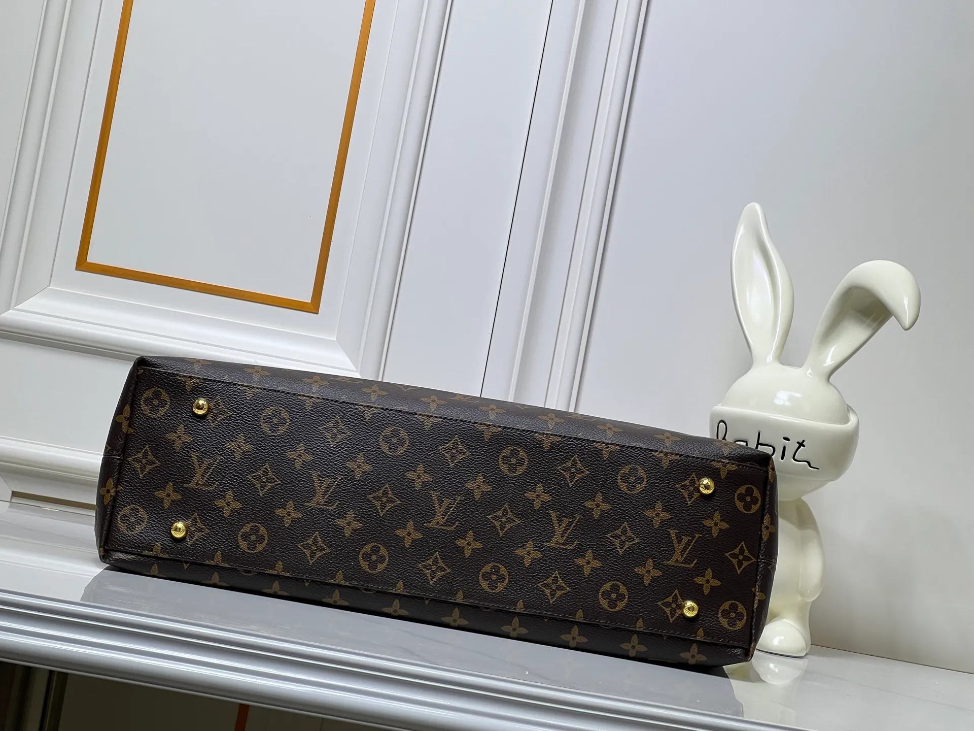 Batch 280💰Upgraded original M25877 Again handbag, this is a new interpretation of the iconic Artsy design first launched in 2010, now more flexible, more iconic, and more refined in craftsmanship. Rooted in LV’s DNA, this bag pays homage to Louis Vuitton’s craftsmanship with its classic Monogram canvas base, hand-woven handles and customizable name tag. It's spacious enough to hold a laptop and opens to reveal multiple pockets. Gold hooks can be used to hang playful accessories! ! Size:50x30x15.5CM