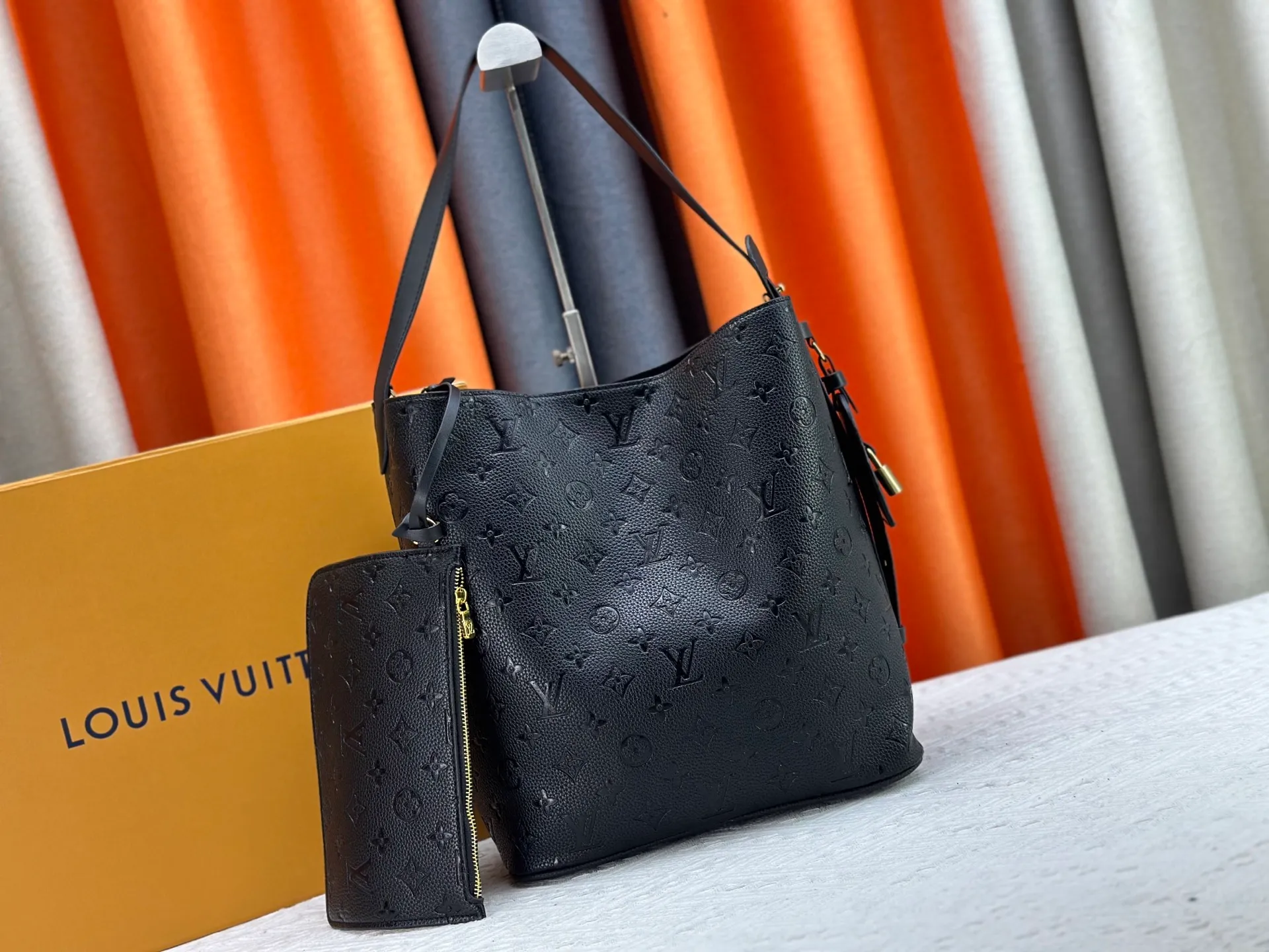 P240 Upgraded original M12925 M12926 M13480 M13044 M14356 M13045 M13089 This All In handbag is made of Monogram cow leather with shiny metal parts, and the iconic padlock and nameplate highlight the classic style. The adjustable shoulder strap continues the brand's trunk-making heritage, and the leather shoulder strap adds cross-body and shoulder carry options. The foldable design enables the silhouette to be retracted and retracted freely, providing ample space for daily use. 30.0 x 25.0 x 17.0 cm (length x height x width)