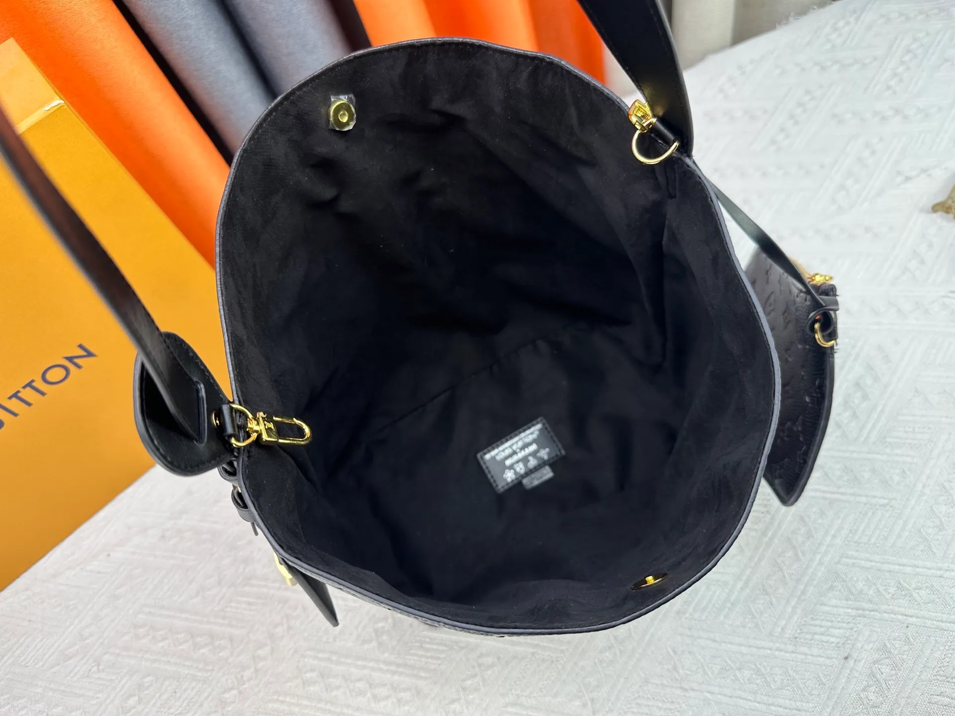 P240 Upgraded original M12925 M12926 M13480 M13044 M14356 M13045 M13089 This All In handbag is made of Monogram cow leather with shiny metal parts, and the iconic padlock and nameplate highlight the classic style. The adjustable shoulder strap continues the brand's trunk-making heritage, and the leather shoulder strap adds cross-body and shoulder carry options. The foldable design enables the silhouette to be retracted and retracted freely, providing ample space for daily use. 30.0 x 25.0 x 17.0 cm (length x height x width)