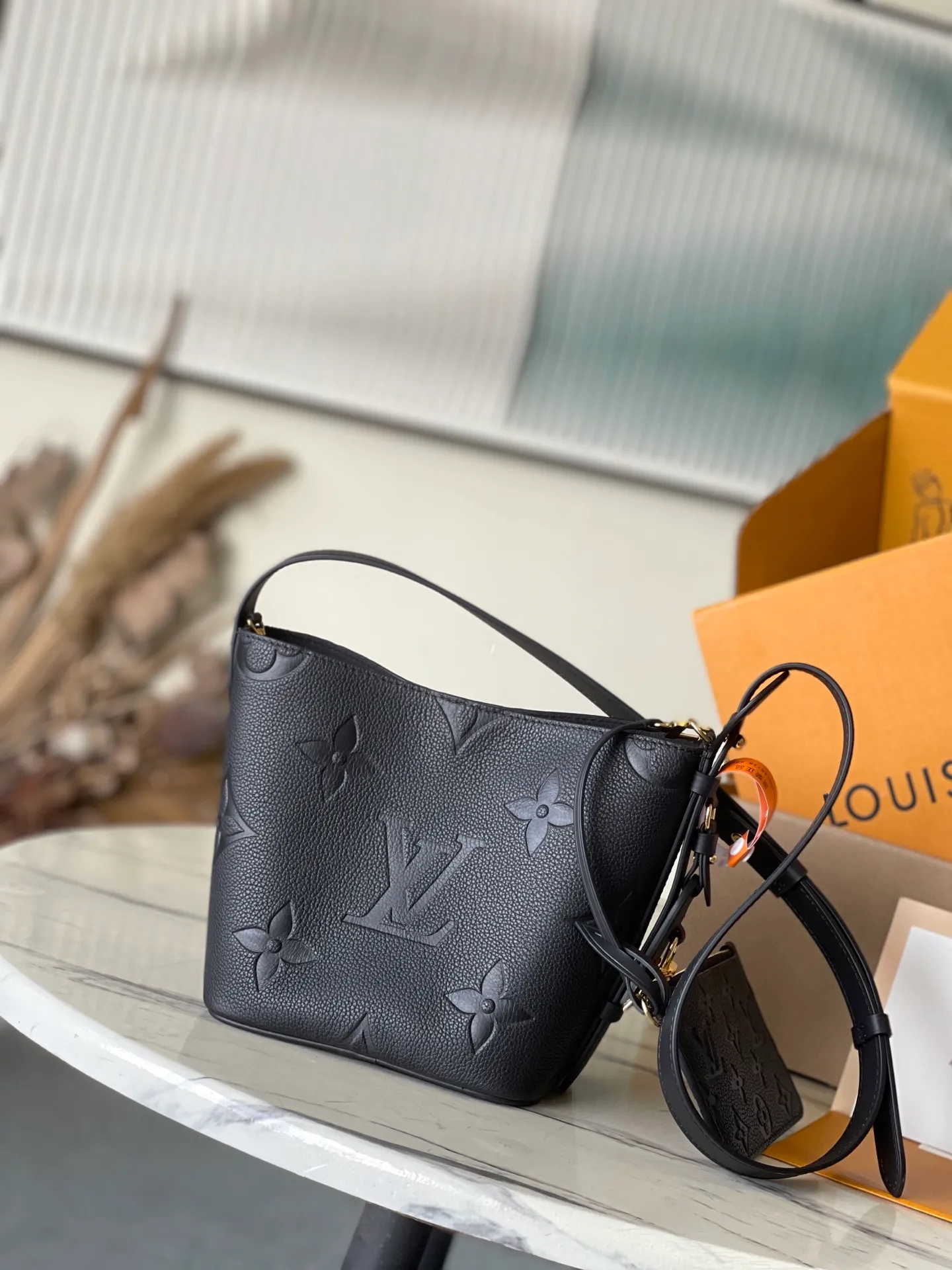 💰980 (top-grain leather) top original order M13480 black. This AlInBB handbag integrates modern design concepts into elegant silhouette and ample space. Monogram Empreinte leather craftsmanship creates a simple bucket bag structure, the iconic nameplate and metal padlock highlight the exquisite details, and the adjustable handle pays homage to the brand's trunk-making heritage. Dimensions: 16 × 18 × 12 cm