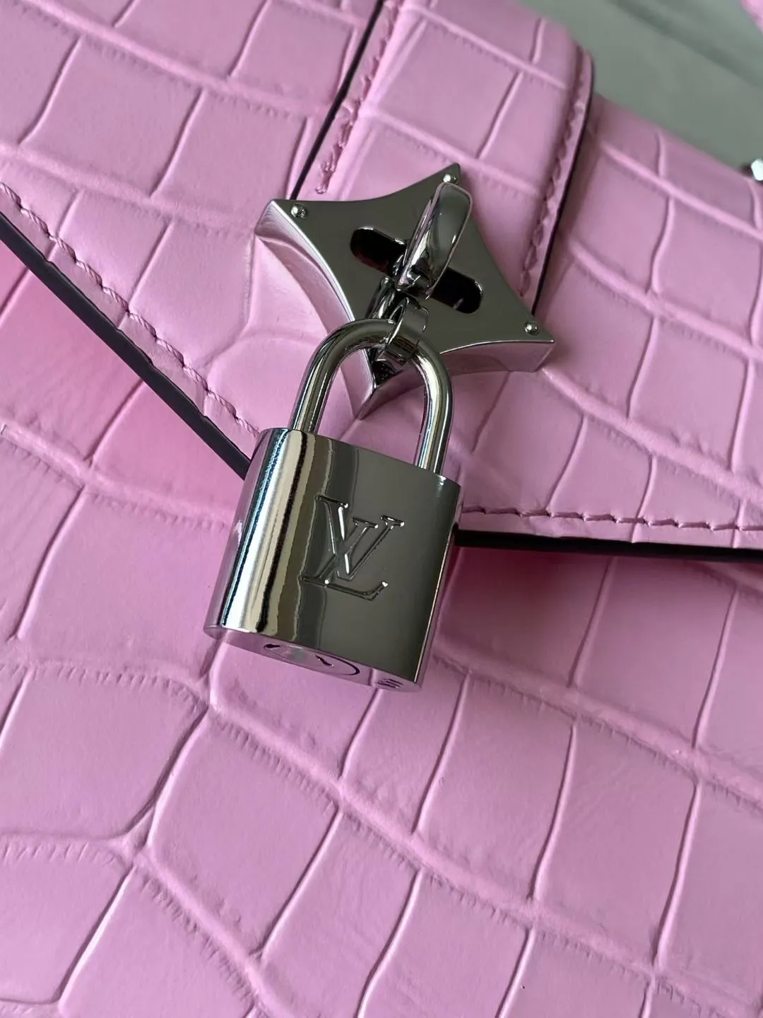 💰2000 "Special Original Leather" N80432 Crocodile Pink Small Rose des Vents small handbag is made of smooth and grained calfskin to outline elegant lines, and is embellished with a golden LV padlock to shine. Use the top handle and removable and adjustable shoulder strap to create an elegant elbow or practical cross-body style for everyday travel. Dimensions: length 19 width 8 height 13.5cm