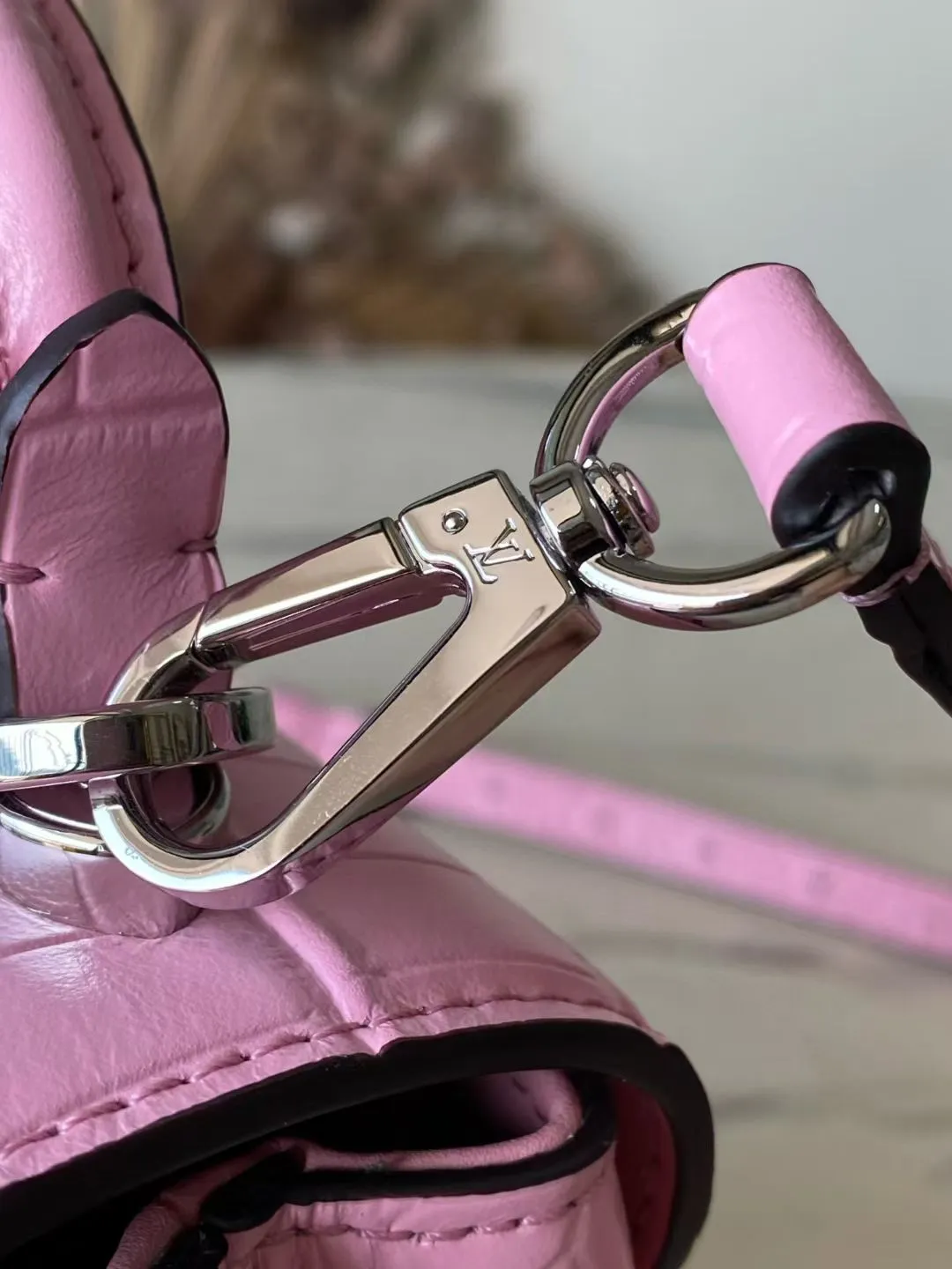 💰2000 "Special Original Leather" N80432 Crocodile Pink Small Rose des Vents small handbag is made of smooth and grained calfskin to outline elegant lines, and is embellished with a golden LV padlock to shine. Use the top handle and removable and adjustable shoulder strap to create an elegant elbow or practical cross-body style for everyday travel. Dimensions: length 19 width 8 height 13.5cm