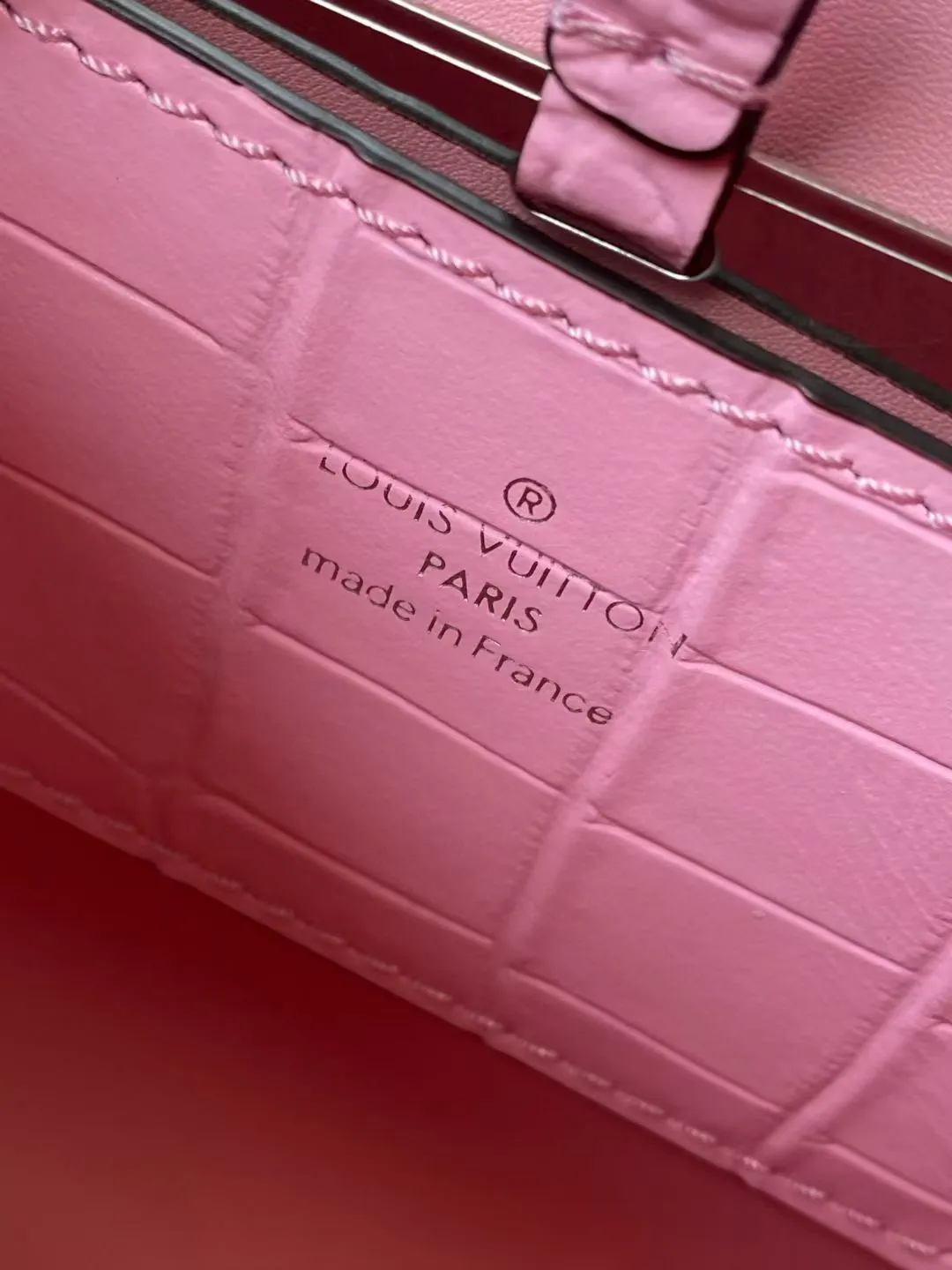 💰2000 "Special Original Leather" N80432 Crocodile Pink Small Rose des Vents small handbag is made of smooth and grained calfskin to outline elegant lines, and is embellished with a golden LV padlock to shine. Use the top handle and removable and adjustable shoulder strap to create an elegant elbow or practical cross-body style for everyday travel. Dimensions: length 19 width 8 height 13.5cm