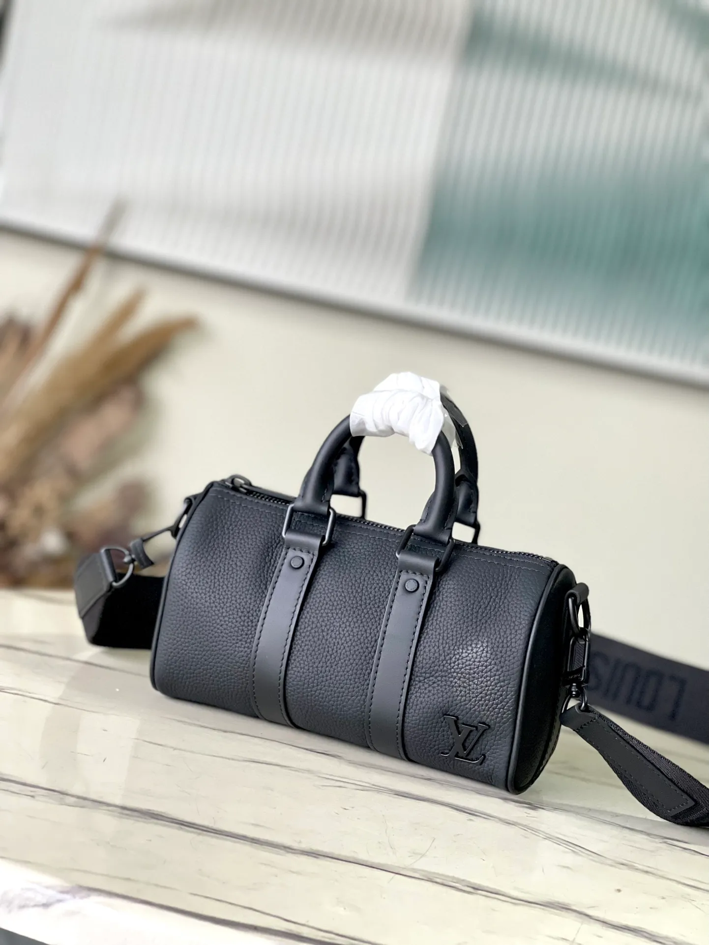 💰1040 (top layer leather) top original order M80950 This stylish mini version of the iconic Keeball uses the understated elegance of Aerogram leather. The fine calfskin is as soft as vintage aviation letters, accented by the LV initials in matte black metal. Stylish and modern look, the compact bag features leather handles and a removable jacquard strap for easy portability.