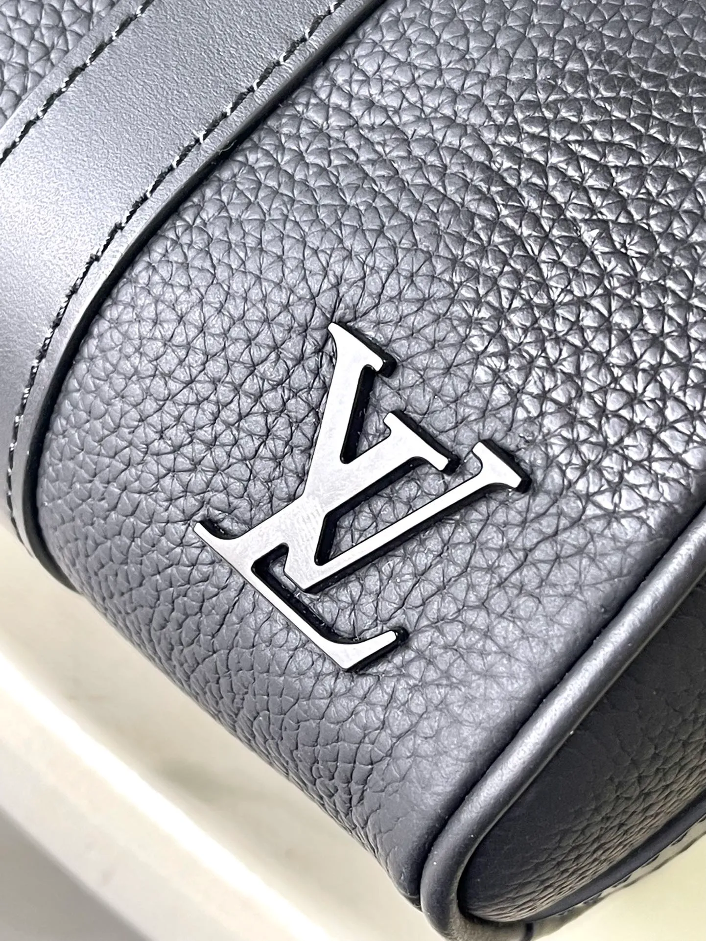 💰1040 (top layer leather) top original order M80950 This stylish mini version of the iconic Keeball uses the understated elegance of Aerogram leather. The fine calfskin is as soft as vintage aviation letters, accented by the LV initials in matte black metal. Stylish and modern look, the compact bag features leather handles and a removable jacquard strap for easy portability.