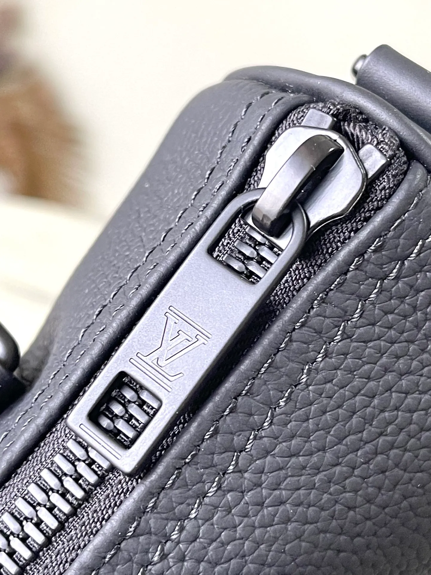 💰1040 (top layer leather) top original order M80950 This stylish mini version of the iconic Keeball uses the understated elegance of Aerogram leather. The fine calfskin is as soft as vintage aviation letters, accented by the LV initials in matte black metal. Stylish and modern look, the compact bag features leather handles and a removable jacquard strap for easy portability.