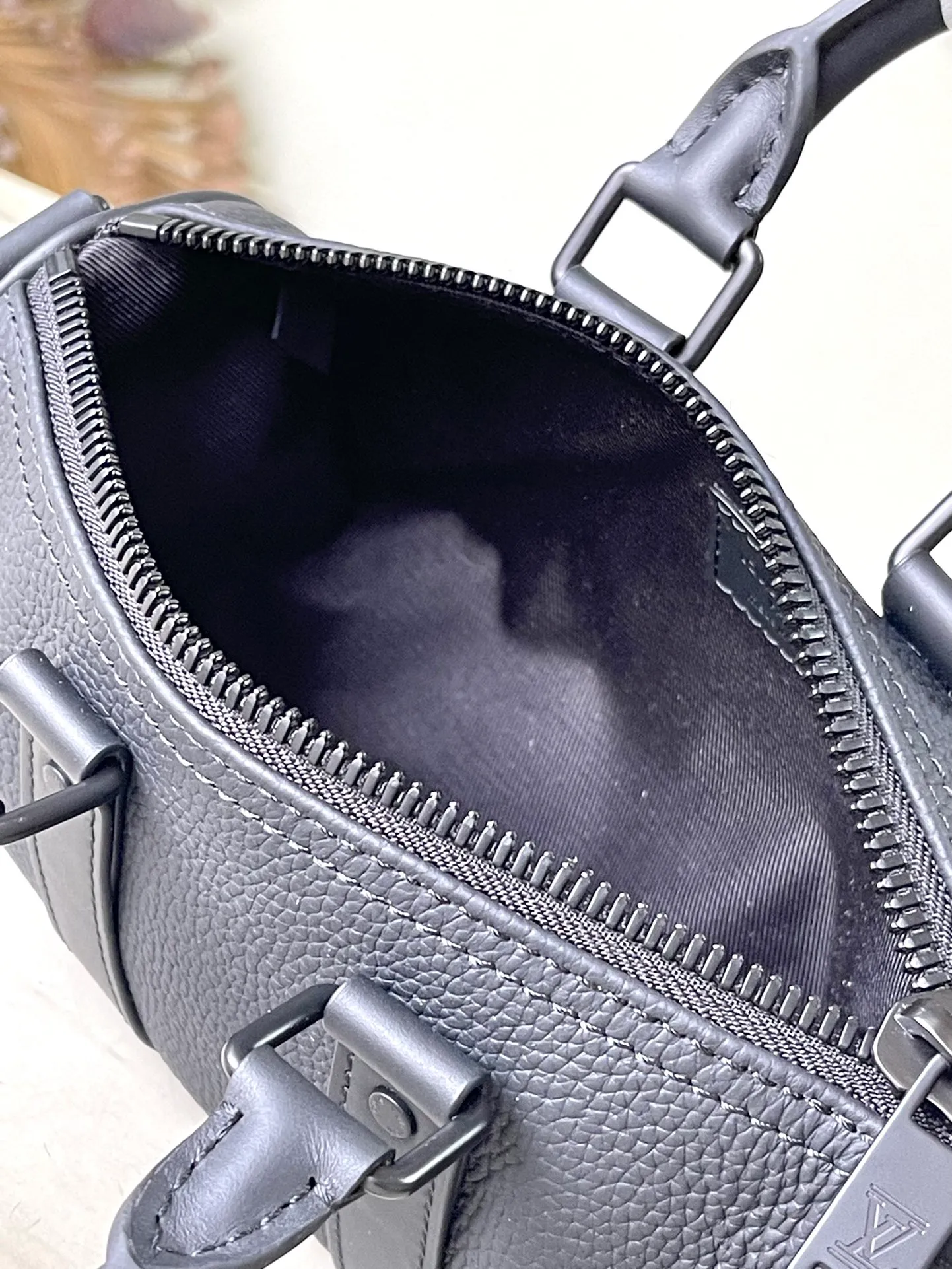💰1040 (top layer leather) top original order M80950 This stylish mini version of the iconic Keeball uses the understated elegance of Aerogram leather. The fine calfskin is as soft as vintage aviation letters, accented by the LV initials in matte black metal. Stylish and modern look, the compact bag features leather handles and a removable jacquard strap for easy portability.