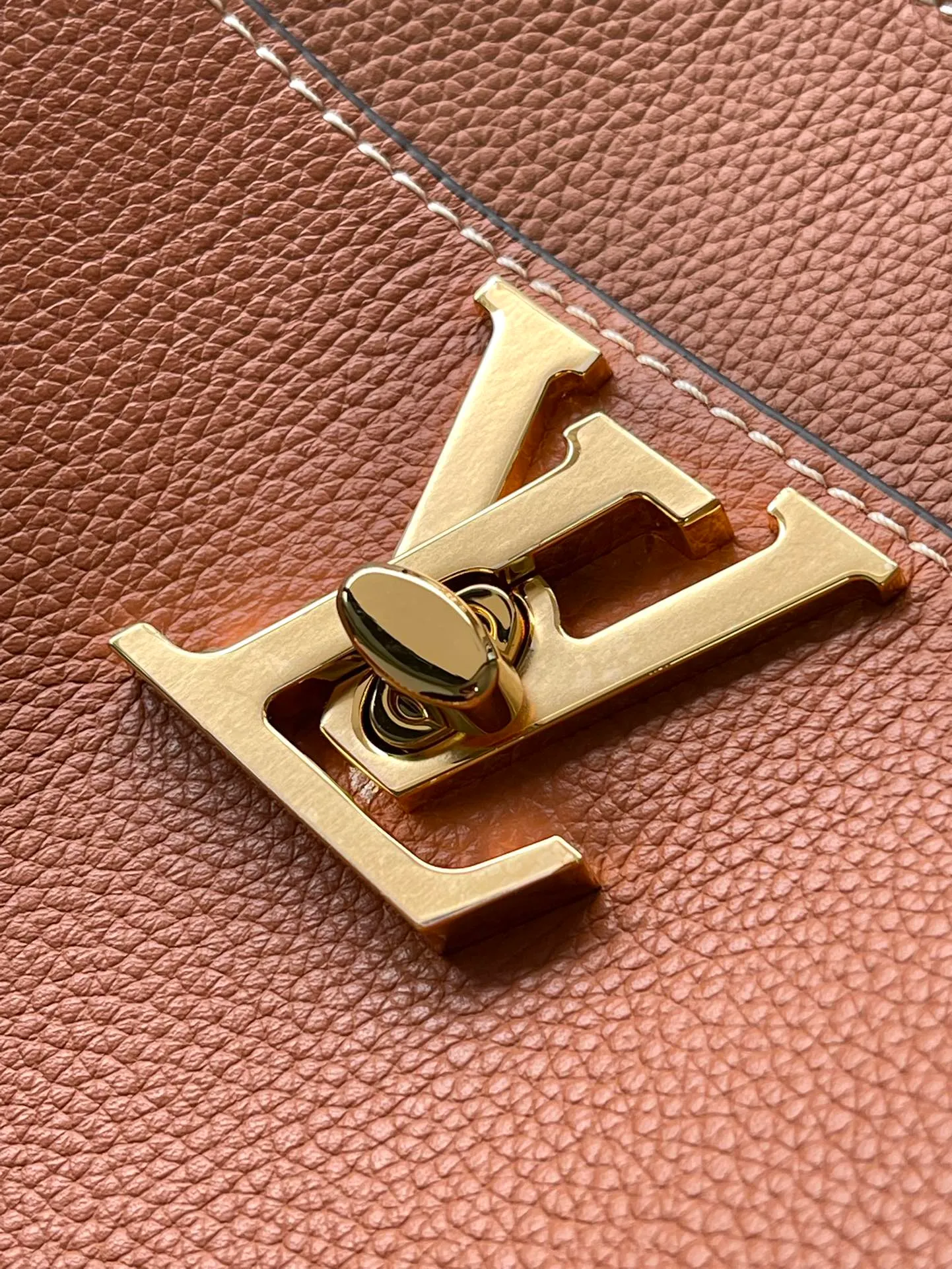 💰1000 (top layer leather) top original M24006 brown Lock and Walk bucket bag is made of light and comfortable grained cow leather, calmly interpreting French style. The L twist lock opens the large front compartment for easy access to what you need on the go. The detachable shoulder strap and chain handle allow for a variety of carrying methods. Dimensions: 20 × 20.5 × 12 cm