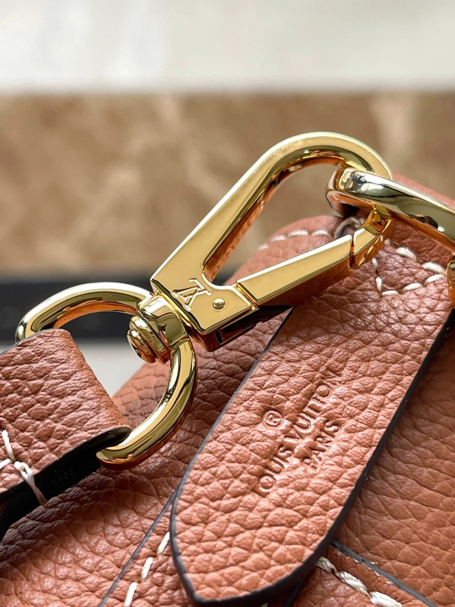 💰1000 (top layer leather) top original M24006 brown Lock and Walk bucket bag is made of light and comfortable grained cow leather, calmly interpreting French style. The L twist lock opens the large front compartment for easy access to what you need on the go. The detachable shoulder strap and chain handle allow for a variety of carrying methods. Dimensions: 20 × 20.5 × 12 cm