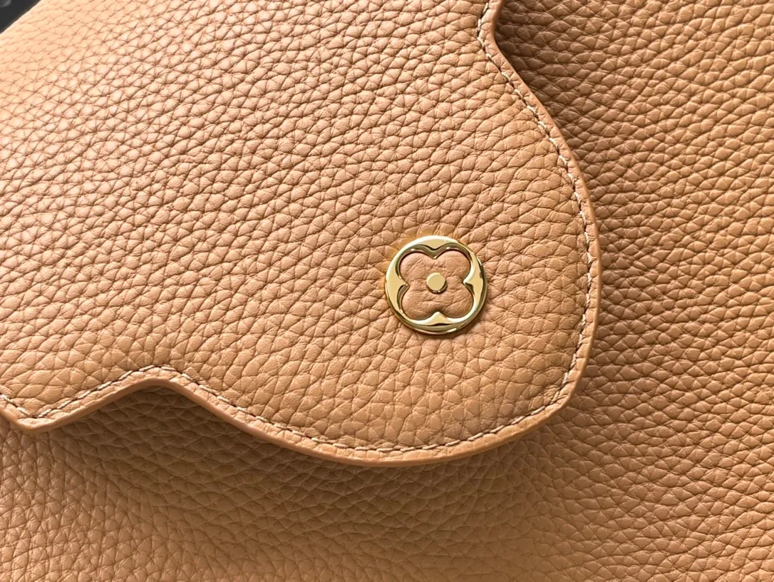 💰2760 (Special Original Leather) M21652 Brown Medium This Capucines medium handbag is made of Taurillon leather, with metal and resin links interlocking with each other, adding a fun carrying method in addition to the top handle and detachable wide shoulder strap. The signature flap of the Capucines collection is tucked in to reveal the logo. Dimensions: 31.5 x 20 x 11 cm