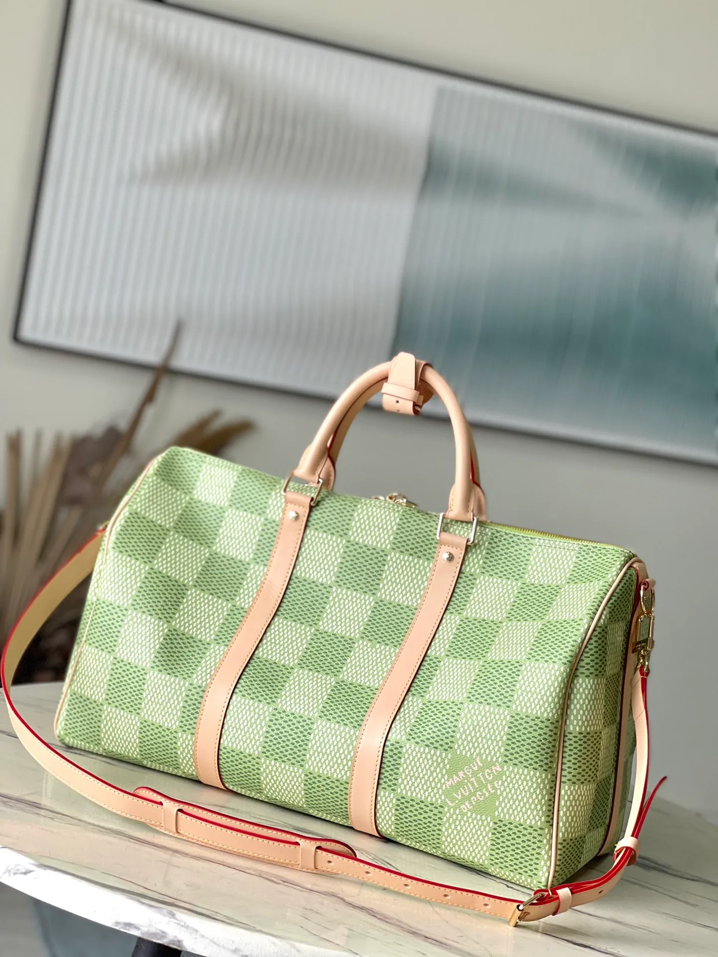 💰1160 Top Original N40667 Green This Keepall Bandouliere 45 travel bag is made of Damier Golf coated canvas, showing freshness and vitality with the bright colors of the golf course. Calf leather molded side straps and top handle, the latter accented with Louis Vuitton floral embellishments, and a removable and adjustable leather shoulder strap for comfortable shoulder carry. Dimensions: 45 × 24 × 20 cm