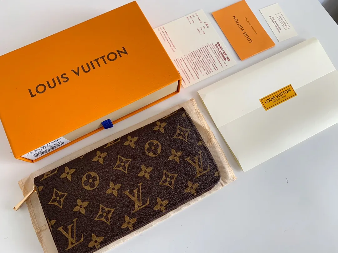 💰100 💎M60017 inner color ❤️Old pollen ZIPPY zipper wallet. The Zippy wallet pays homage to Louis Vuitton's heritage of travel and trunk making, with a travel-style patch and Louis Vuitton logo. With its compact interior and simple design, this wallet is ideal for everyday use. Model M60017. Size: 19x10.