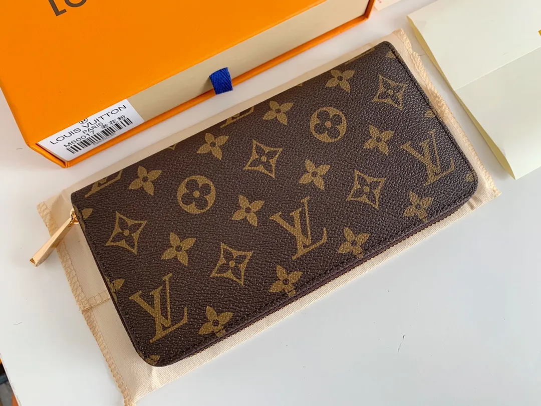 💰100 💎M60017 inner color ❤️Old pollen ZIPPY zipper wallet. The Zippy wallet pays homage to Louis Vuitton's heritage of travel and trunk making, with a travel-style patch and Louis Vuitton logo. With its compact interior and simple design, this wallet is ideal for everyday use. Model M60017. Size: 19x10.