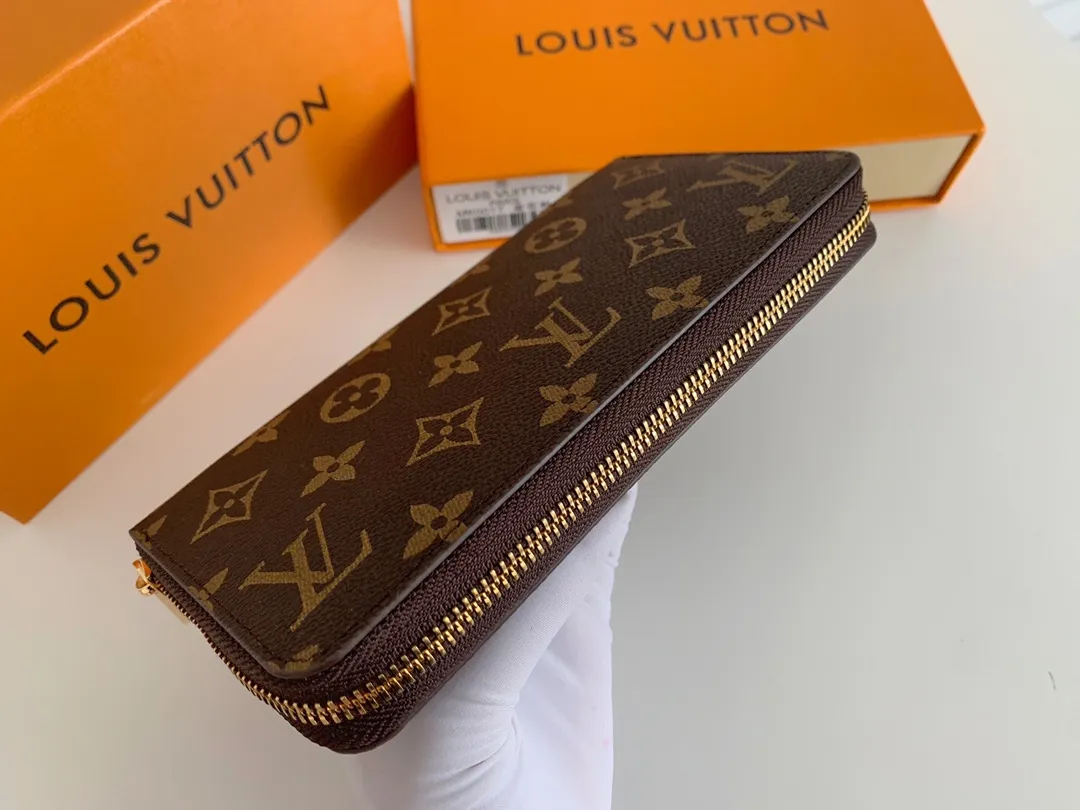 💰100 💎M60017 inner color ❤️Old pollen ZIPPY zipper wallet. The Zippy wallet pays homage to Louis Vuitton's heritage of travel and trunk making, with a travel-style patch and Louis Vuitton logo. With its compact interior and simple design, this wallet is ideal for everyday use. Model M60017. Size: 19x10.