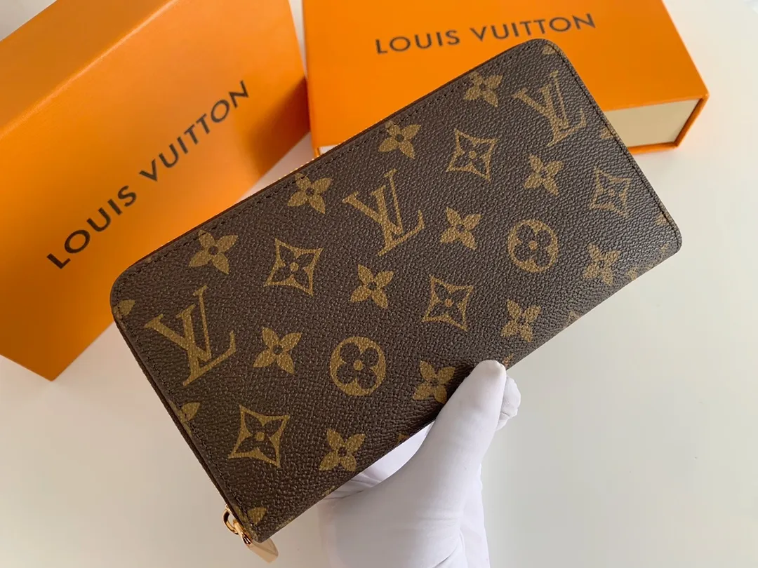 💰100 💎M60017 inner color ❤️Old pollen ZIPPY zipper wallet. The Zippy wallet pays homage to Louis Vuitton's heritage of travel and trunk making, with a travel-style patch and Louis Vuitton logo. With its compact interior and simple design, this wallet is ideal for everyday use. Model M60017. Size: 19x10.