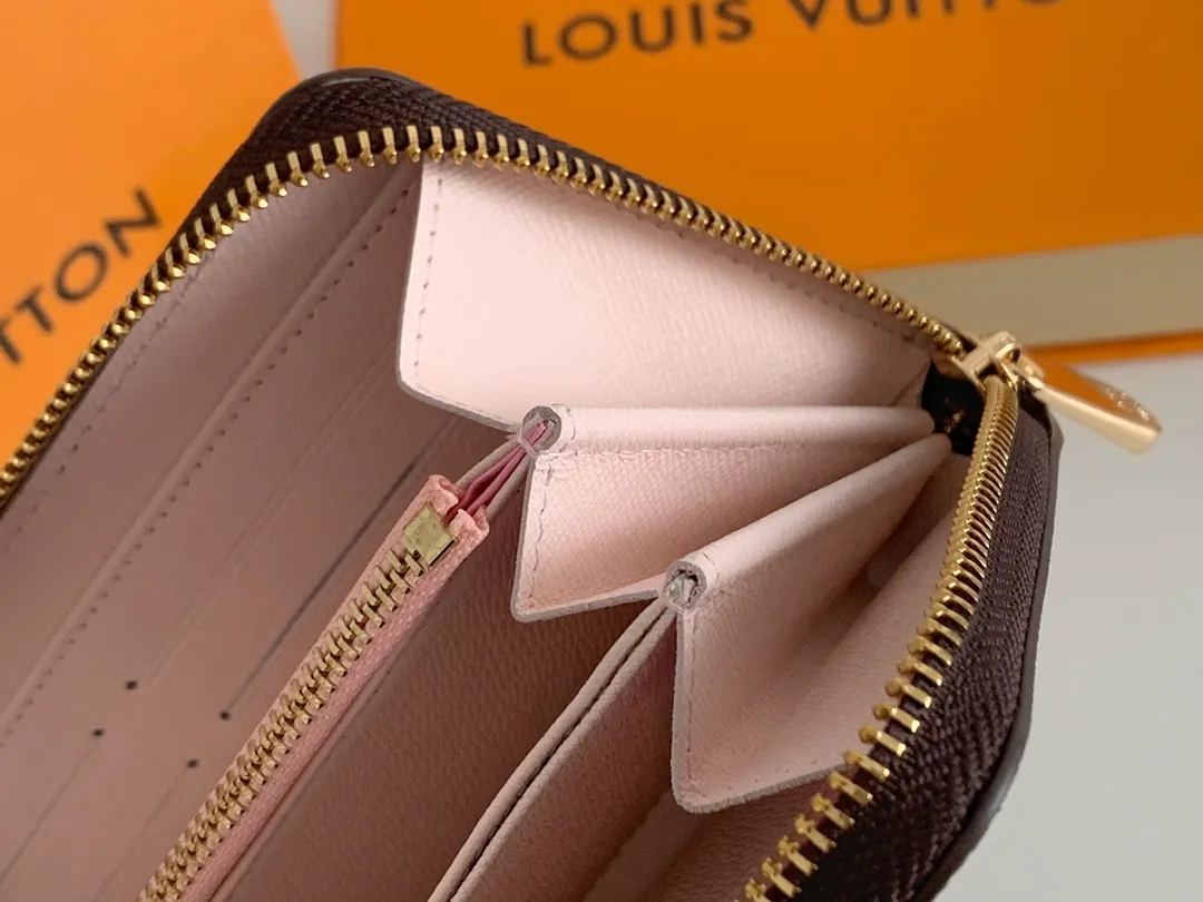 💰100 💎M60017 inner color ❤️Old pollen ZIPPY zipper wallet. The Zippy wallet pays homage to Louis Vuitton's heritage of travel and trunk making, with a travel-style patch and Louis Vuitton logo. With its compact interior and simple design, this wallet is ideal for everyday use. Model M60017. Size: 19x10.