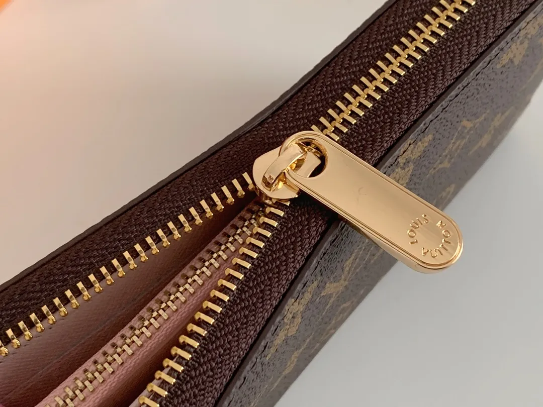 💰100 💎M60017 inner color ❤️Old pollen ZIPPY zipper wallet. The Zippy wallet pays homage to Louis Vuitton's heritage of travel and trunk making, with a travel-style patch and Louis Vuitton logo. With its compact interior and simple design, this wallet is ideal for everyday use. Model M60017. Size: 19x10.