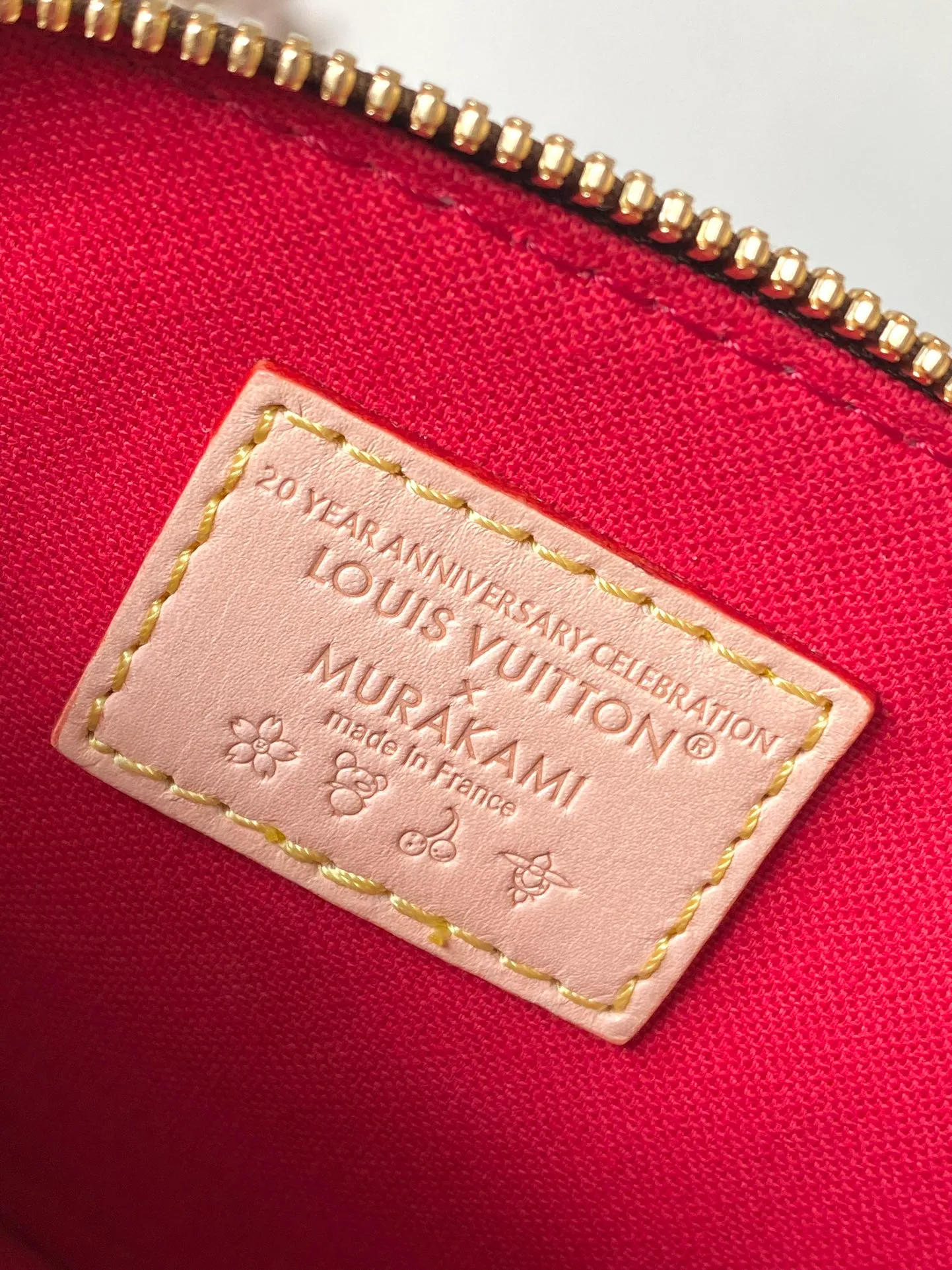 💰960 Top Original Order M13416 (82717 Cherry) This compact Nano Alma is embellished with the interesting cherry pattern of the replica Louis Vuitton x Murakami series, highlighting the playful style of the handbag. The handbag is made of Monogram coated canvas and trimmed with natural cowhide leather. It also features many classic brand elements, including top handles and a detachable shoulder strap with adjustable length, allowing it to be carried in a variety of ways. The bag is suitable for storing daily essentials, including a small wallet and a large smartphone.  18 x 12 x 8 cm (length x height x width)