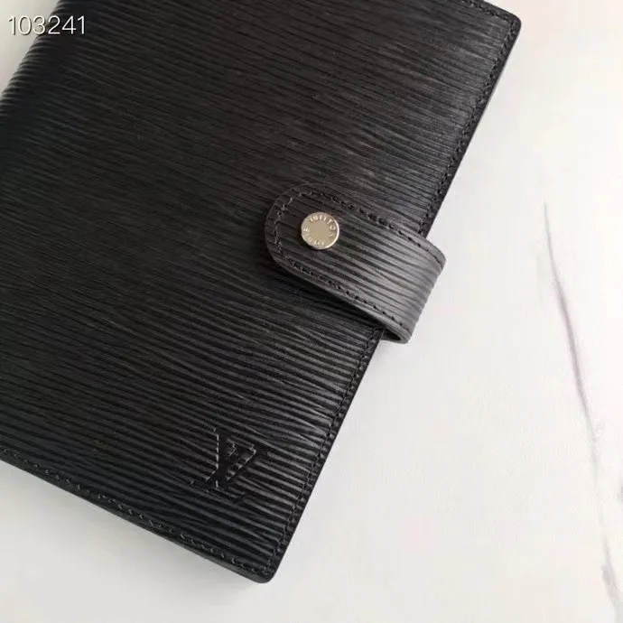 💰 150 hot sale, model number M20004❤️This small notepad cover is made of Monogram canvas. It can hold three credit cards and can also be used as an address book, notebook or calendar. 14 cm