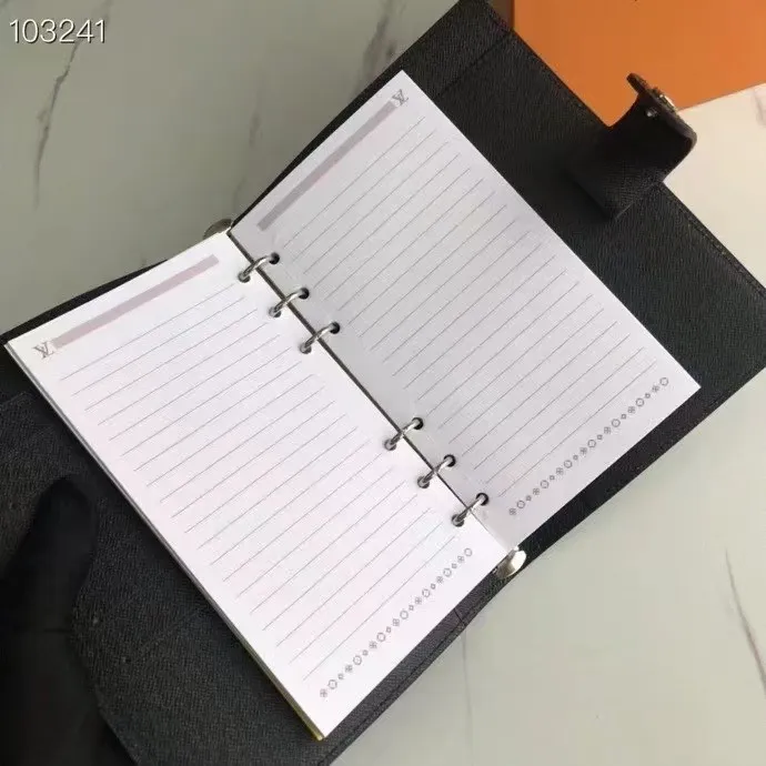 💰 150 hot sale, model number M20004❤️This small notepad cover is made of Monogram canvas. It can hold three credit cards and can also be used as an address book, notebook or calendar. 14 cm