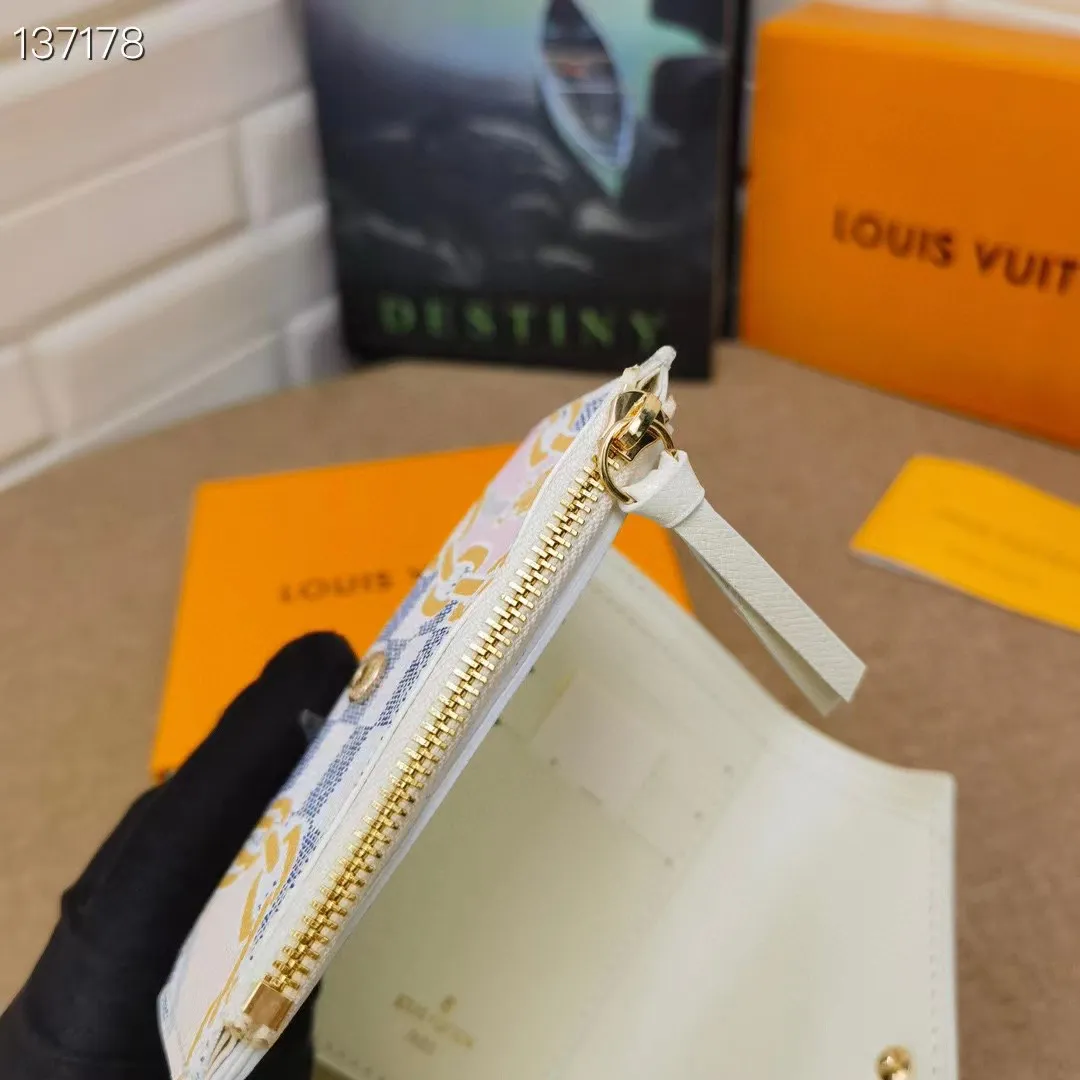 p130💰 N40468 silk screen real shot Victor's wallet looks very chic, made of canvas, combining Damiere Azul's patterns and nautical patterns, with feminine colors, composed of ropes and chains. This tiny wallet, with a lid engraved with "Louis Vuitton" in gold, has three pockets and six slots inside. 12 x 9.5 x 1.5 cm (Length x Height x Width) Damier Blue Patented Canvas Cowhide Leather Lining Gold Hardware Press Bolt Closure Zipper Coin Pocket Note Pocket 2 Flat Pockets 6 Card Slots
