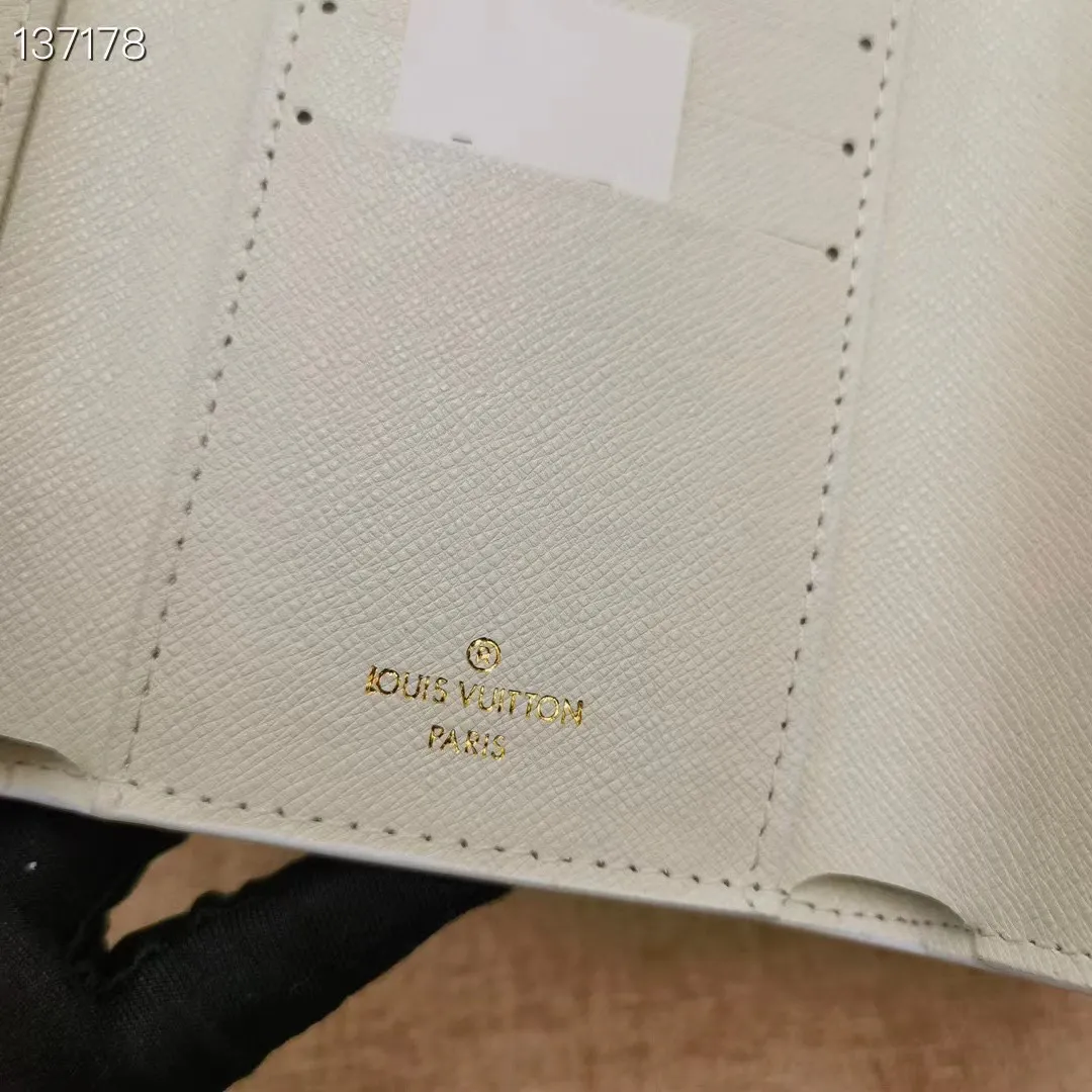 p130💰 N40468 silk screen real shot Victor's wallet looks very chic, made of canvas, combining Damiere Azul's patterns and nautical patterns, with feminine colors, composed of ropes and chains. This tiny wallet, with a lid engraved with "Louis Vuitton" in gold, has three pockets and six slots inside. 12 x 9.5 x 1.5 cm (Length x Height x Width) Damier Blue Patented Canvas Cowhide Leather Lining Gold Hardware Press Bolt Closure Zipper Coin Pocket Note Pocket 2 Flat Pockets 6 Card Slots