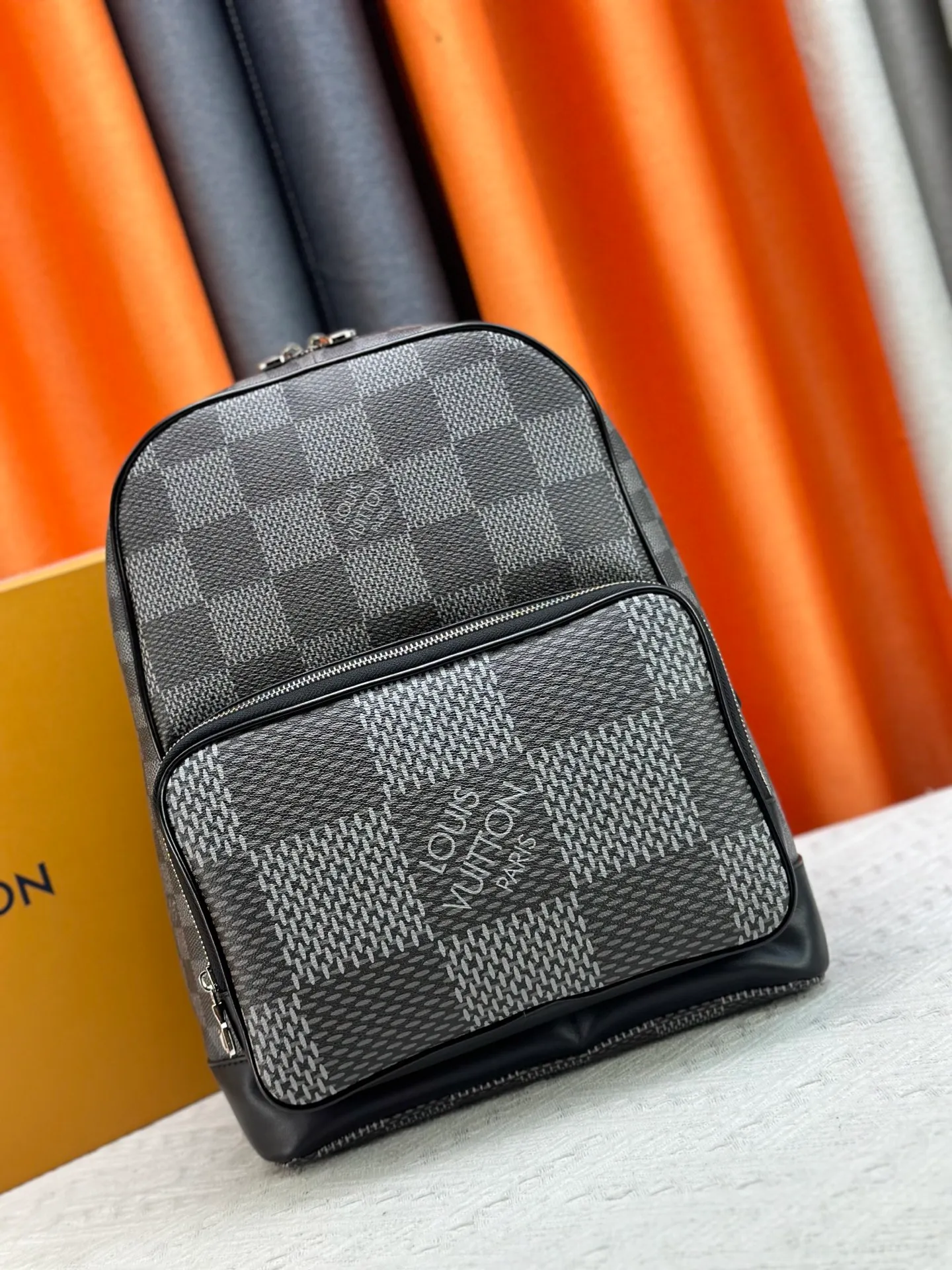 P320 model number: M50009 Original single enhanced version 💪 [Exclusive real shot background picture] 💯 This Campus backpack is made of flexible coated canvas with Damier plaid in different sizes, releasing an eye-catching contemporary style. The zippered compartment creates ample space, and the handles and adjustable leather strap allow for a variety of carrying options, elegantly expressing the spirit of Louis Vuitton. Dimensions: 30 x 39 x 13 cm (length x height x width)