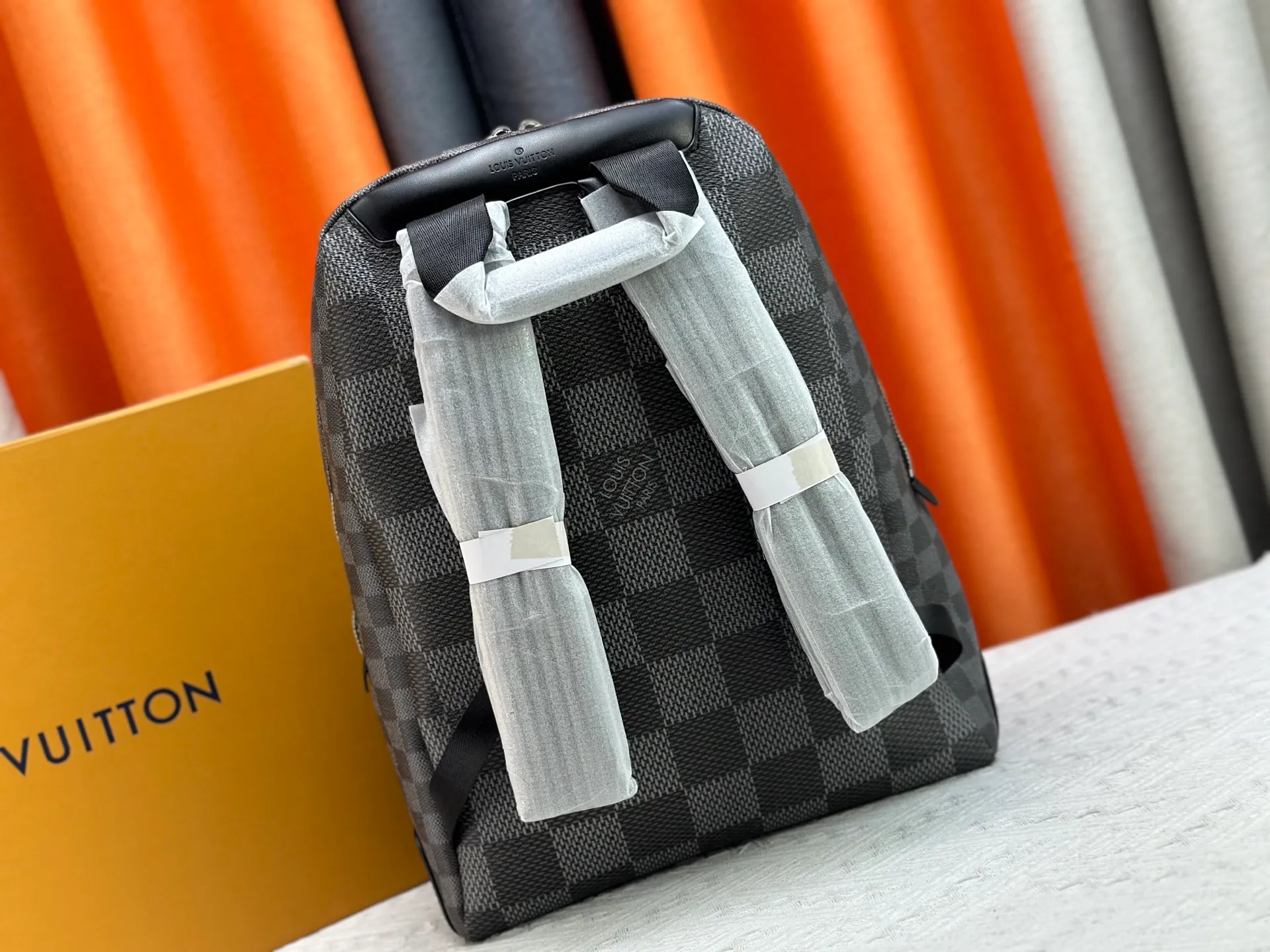 P320 model number: M50009 Original single enhanced version 💪 [Exclusive real shot background picture] 💯 This Campus backpack is made of flexible coated canvas with Damier plaid in different sizes, releasing an eye-catching contemporary style. The zippered compartment creates ample space, and the handles and adjustable leather strap allow for a variety of carrying options, elegantly expressing the spirit of Louis Vuitton. Dimensions: 30 x 39 x 13 cm (length x height x width)
