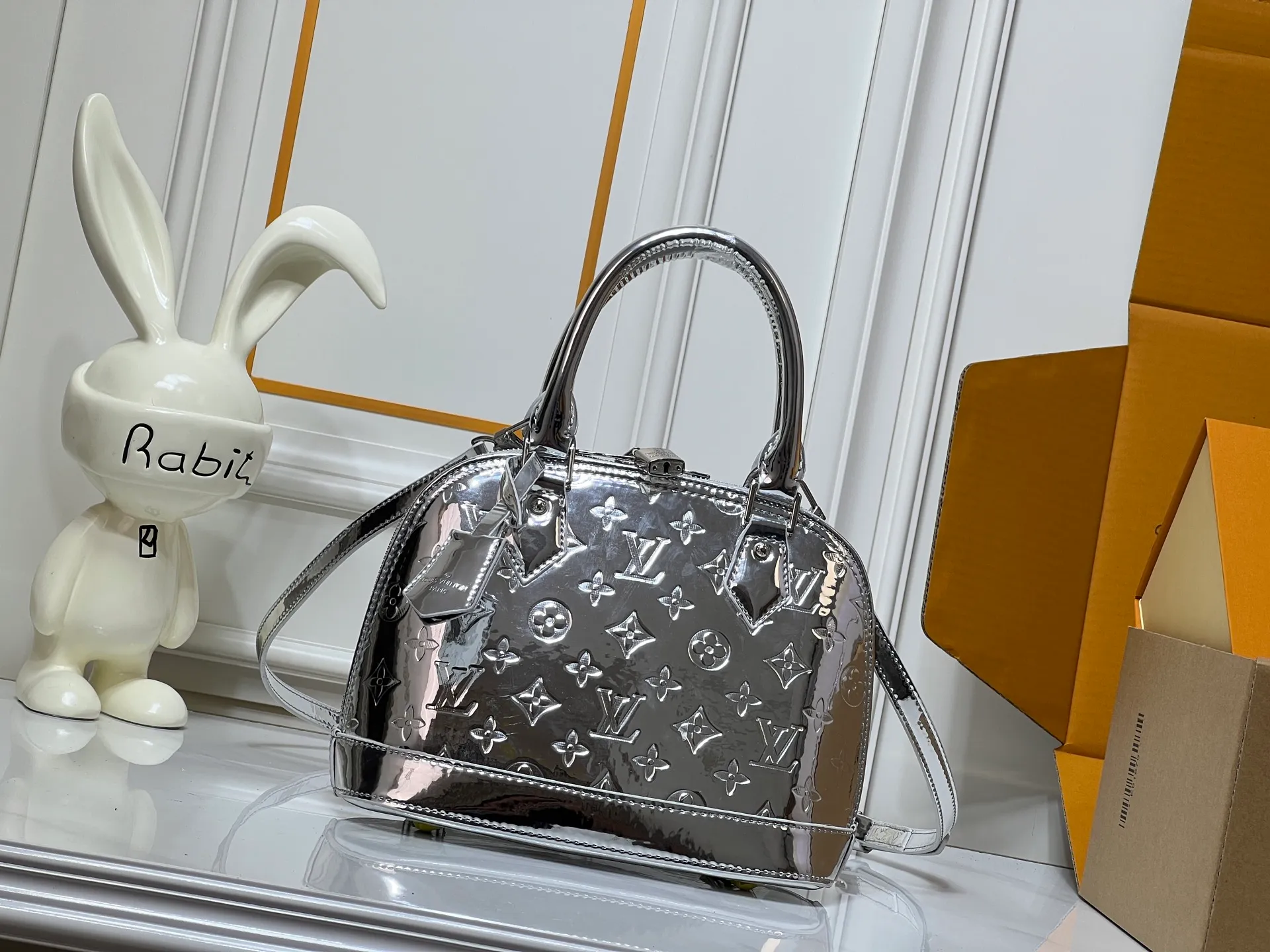 Batch 280💰M11835 M53151 M53152 The Alma medium handbag of the LVSki series draws inspiration from the Louis Vuitton archive hard box, rendering a new Monogram Miroir effect on the Monogram embossed coated canvas, highlighting the concept of retro futurism. Spacious interior patch pockets ensure organized storage. Size: 23.5x17.5x11.5cm