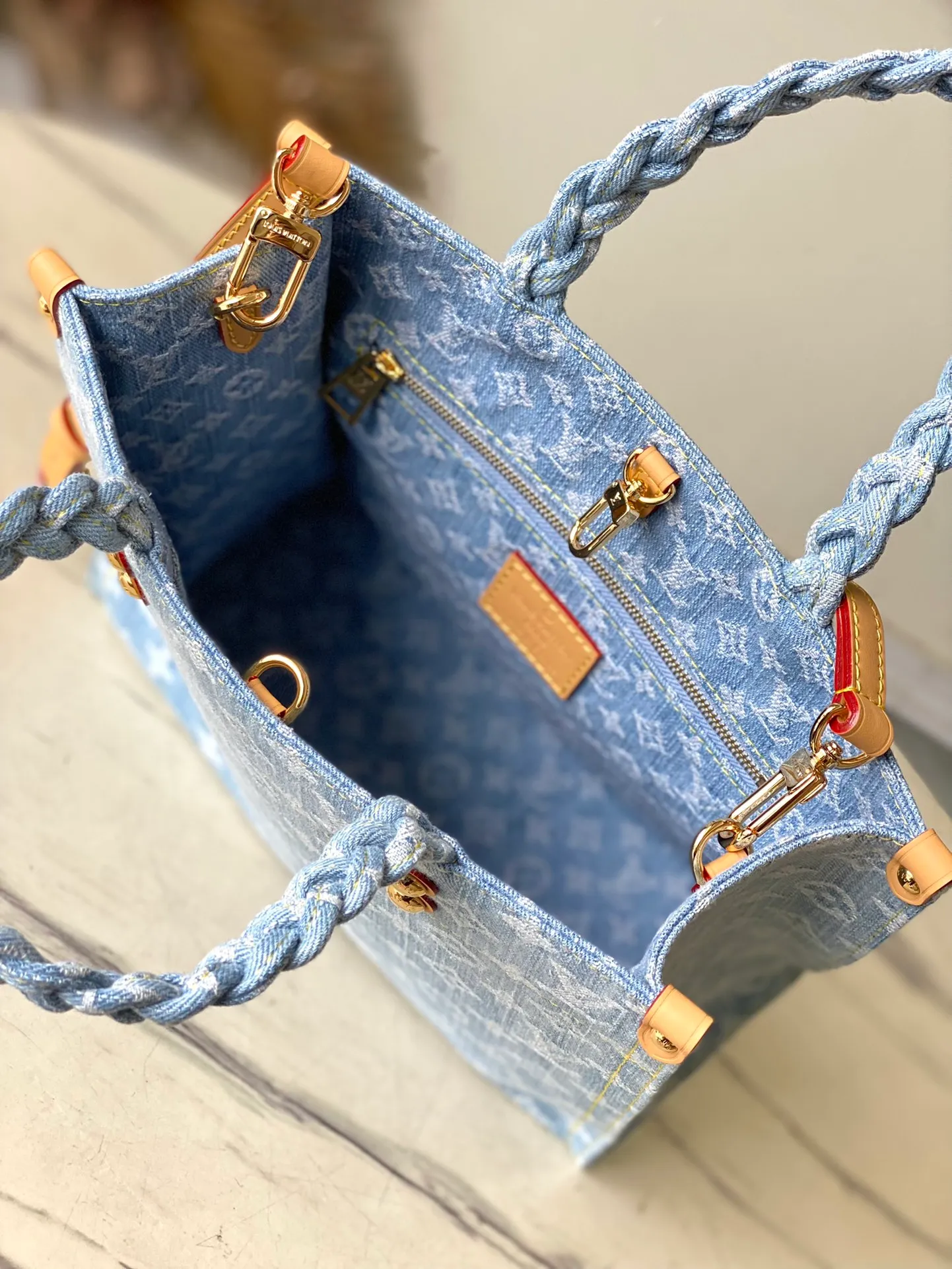💰1020 Top original order M24897 Let Go small tote bag is modeled on the OnTheGo handbag. It conveys a summer atmosphere through Monogram Denim's washed color and woven handles, and is matched with cow leather rivet corners. The soft construction makes it comfortable to carry and can hold a wallet and cell phone. Dimensions: 28 × 23 × 10.5 cm