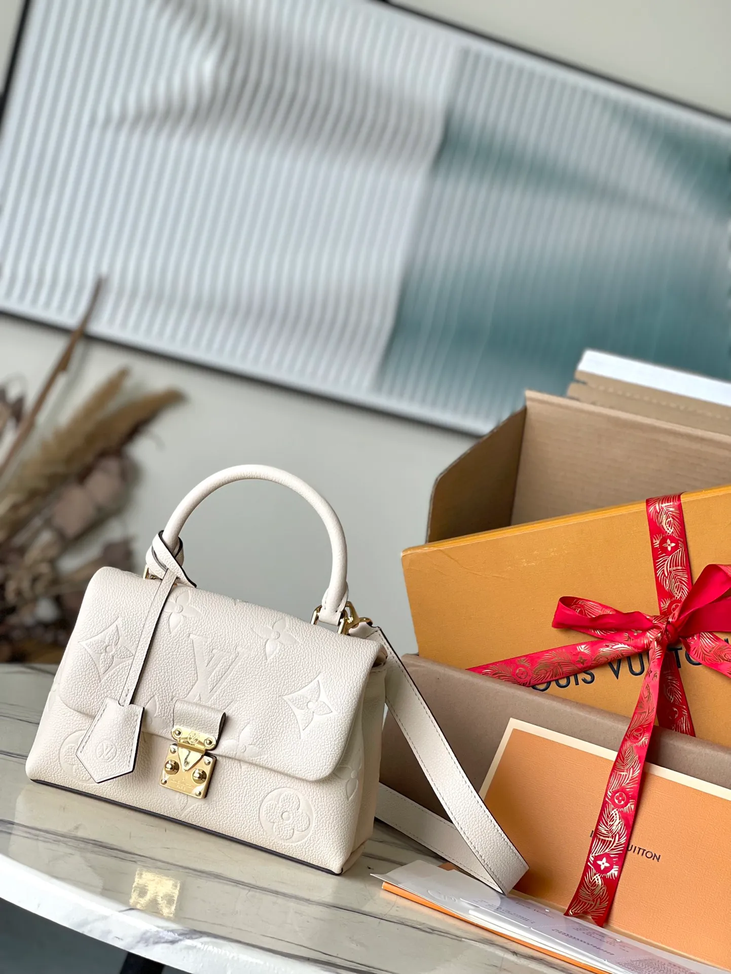 💰1040 (top layer leather) top original order M46008 white. Support counter inspection. Photos taken of duty-free goods are consistent with the product without unpacking. This product is an exclusive duty-free product in the market and is the highest-end product. Inspection is supported. This product has passed strict inspection and is flawless. Please wear gloves when touching the product. This product is not returnable or exchangeable. Please confirm the product first and then remove the label on the handle. This product is temporarily not open to the public, only regular customers, and is in short supply. Dimensions: 24 x 17 x 8.5 cm