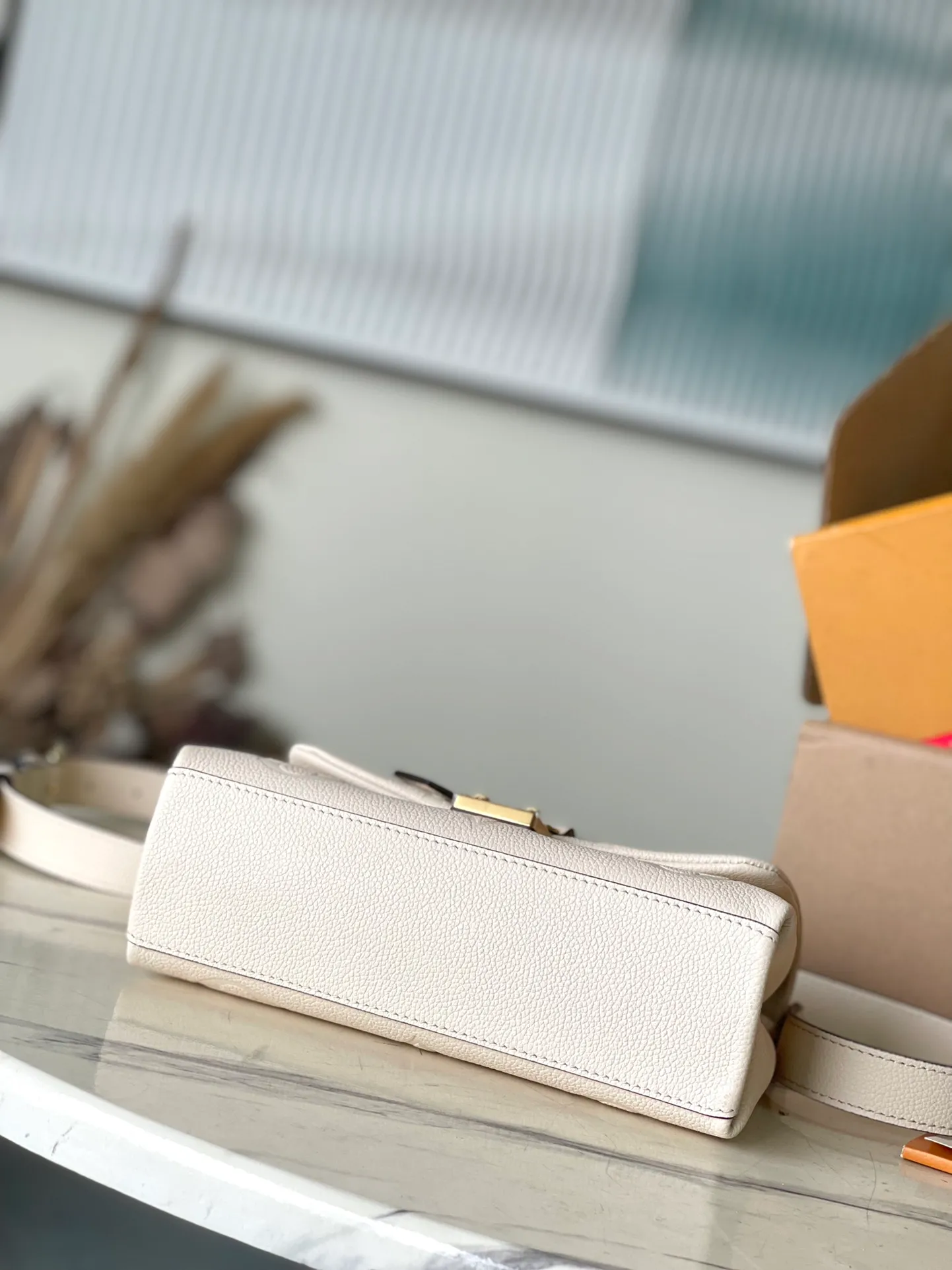 💰1040 (top layer leather) top original order M46008 white. Support counter inspection. Photos taken of duty-free goods are consistent with the product without unpacking. This product is an exclusive duty-free product in the market and is the highest-end product. Inspection is supported. This product has passed strict inspection and is flawless. Please wear gloves when touching the product. This product is not returnable or exchangeable. Please confirm the product first and then remove the label on the handle. This product is temporarily not open to the public, only regular customers, and is in short supply. Dimensions: 24 x 17 x 8.5 cm