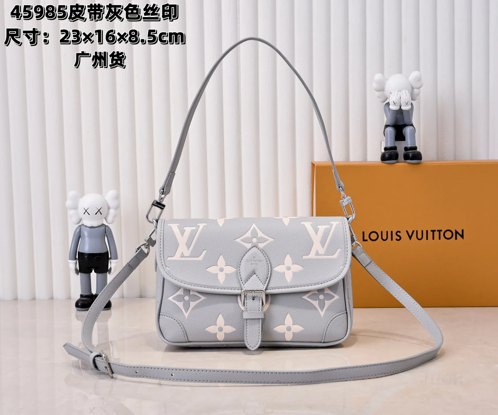 Batch 💰300💰 Exclusive real shot - upgraded version ‼ ️M46386 black M46388 white M45985 full leather baguette series new Diane handbag Diane satchel is made of Monogram Empreinte, made of the brand's iconic embossed leather. This versatile bag comes with a removable leather shoulder strap that can be worn over the shoulder or by hand, as well as a roomy removable jacquard crossbody bag with 'Louis Vuitton' printed strap. This versatile bag can be styled in chic or sporty fashion to match the overall style or mood. Dimensions: 25.0×9.0×15.0 cm.