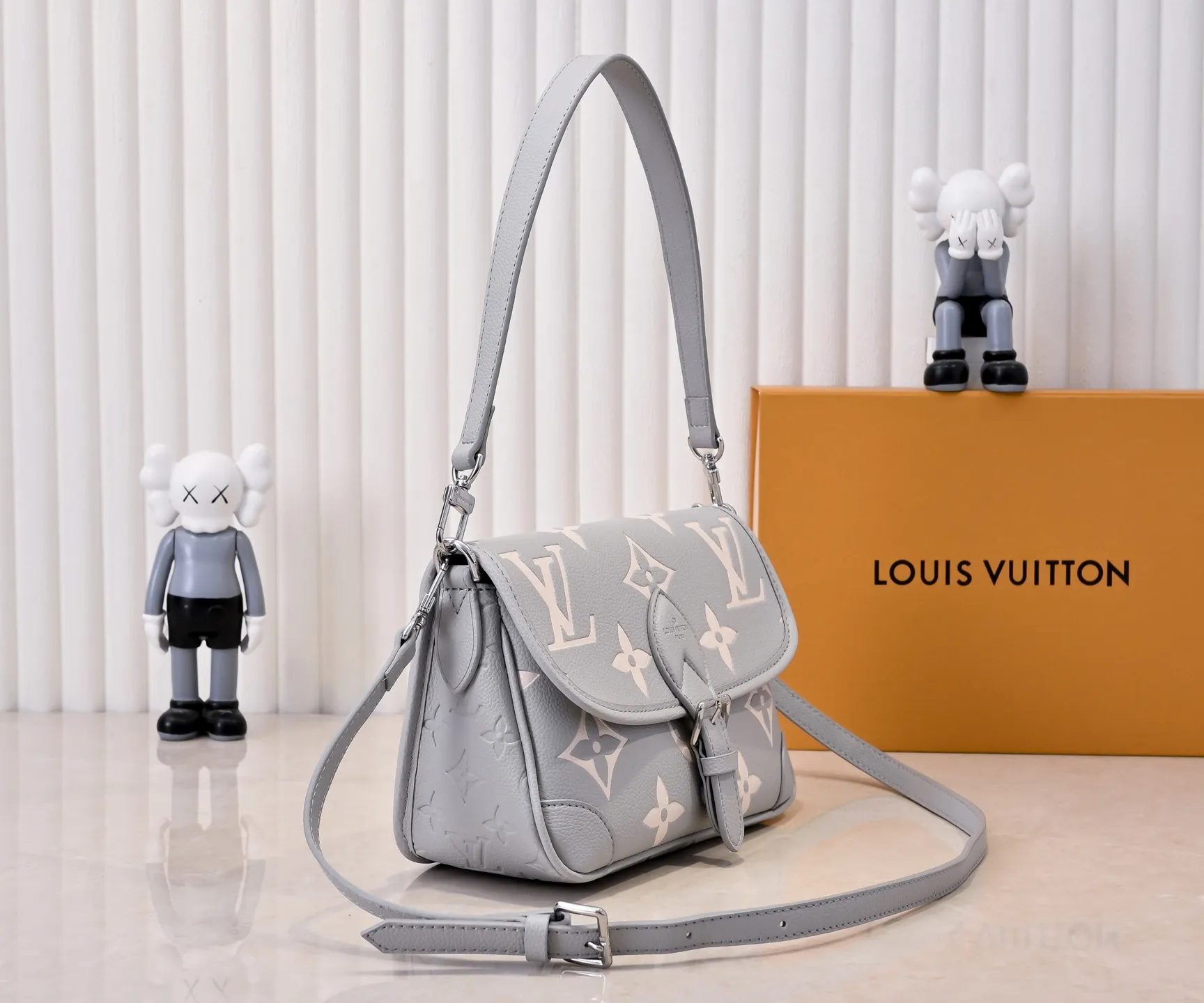 Batch 💰300💰 Exclusive real shot - upgraded version ‼ ️M46386 black M46388 white M45985 full leather baguette series new Diane handbag Diane satchel is made of Monogram Empreinte, made of the brand's iconic embossed leather. This versatile bag comes with a removable leather shoulder strap that can be worn over the shoulder or by hand, as well as a roomy removable jacquard crossbody bag with 'Louis Vuitton' printed strap. This versatile bag can be styled in chic or sporty fashion to match the overall style or mood. Dimensions: 25.0×9.0×15.0 cm.