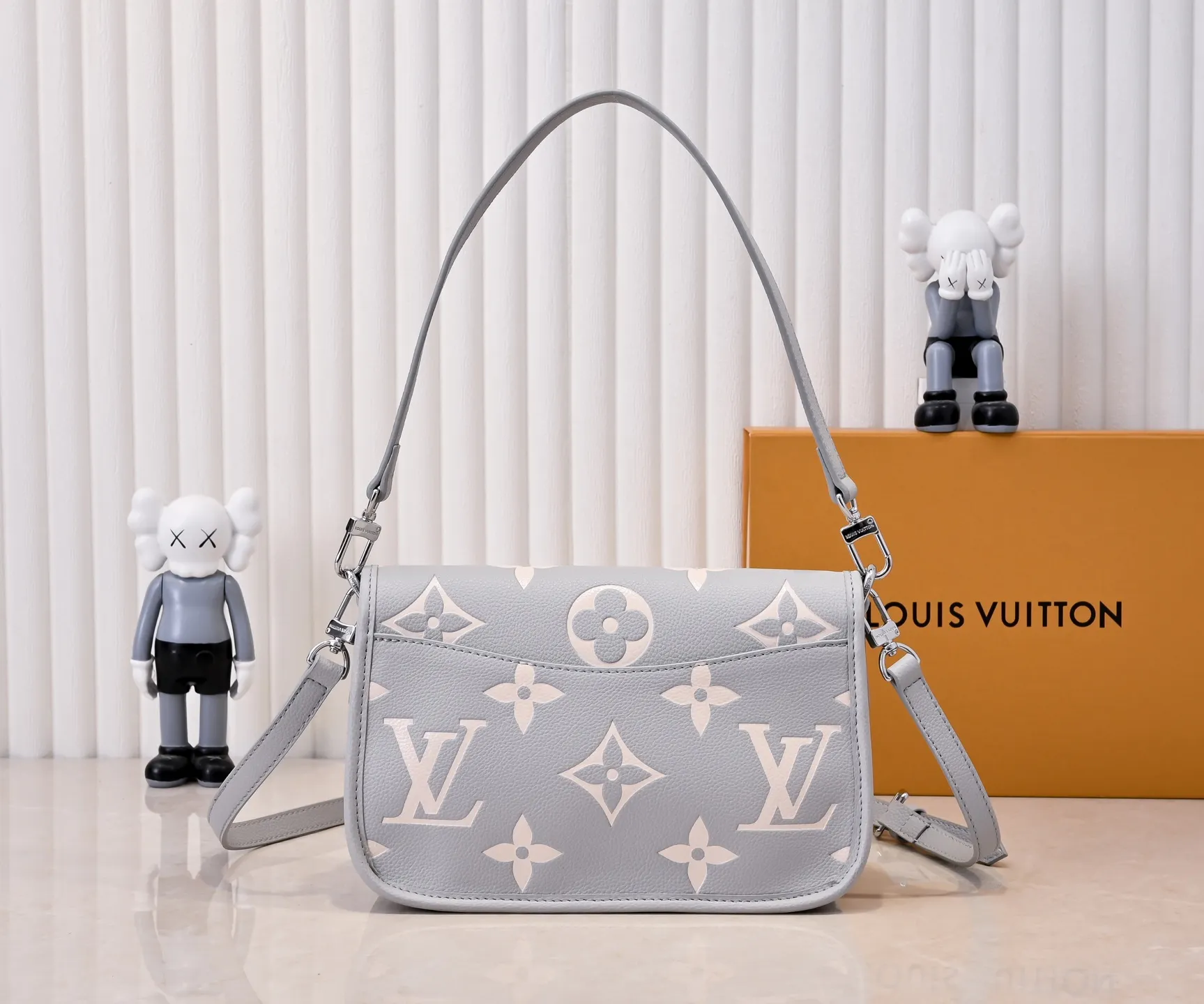 Batch 💰300💰 Exclusive real shot - upgraded version ‼ ️M46386 black M46388 white M45985 full leather baguette series new Diane handbag Diane satchel is made of Monogram Empreinte, made of the brand's iconic embossed leather. This versatile bag comes with a removable leather shoulder strap that can be worn over the shoulder or by hand, as well as a roomy removable jacquard crossbody bag with 'Louis Vuitton' printed strap. This versatile bag can be styled in chic or sporty fashion to match the overall style or mood. Dimensions: 25.0×9.0×15.0 cm.