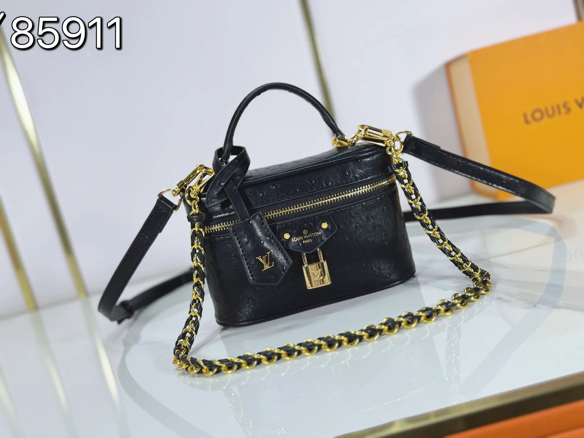 P240 M85911 M85820 M47125 Ostrich leather Vanity Chain Pouch cosmetic box chain bag is inspired by traditional cosmetic boxes and embodies the spirit of travel. This refined, slim bag is trimmed with goatskin trim on the top handle and features a removable braided chain. It is known for its rich collection of iconic details, including LV engraved padlocks and ostrich leather key bells. size：19x11x.5x6.5cm