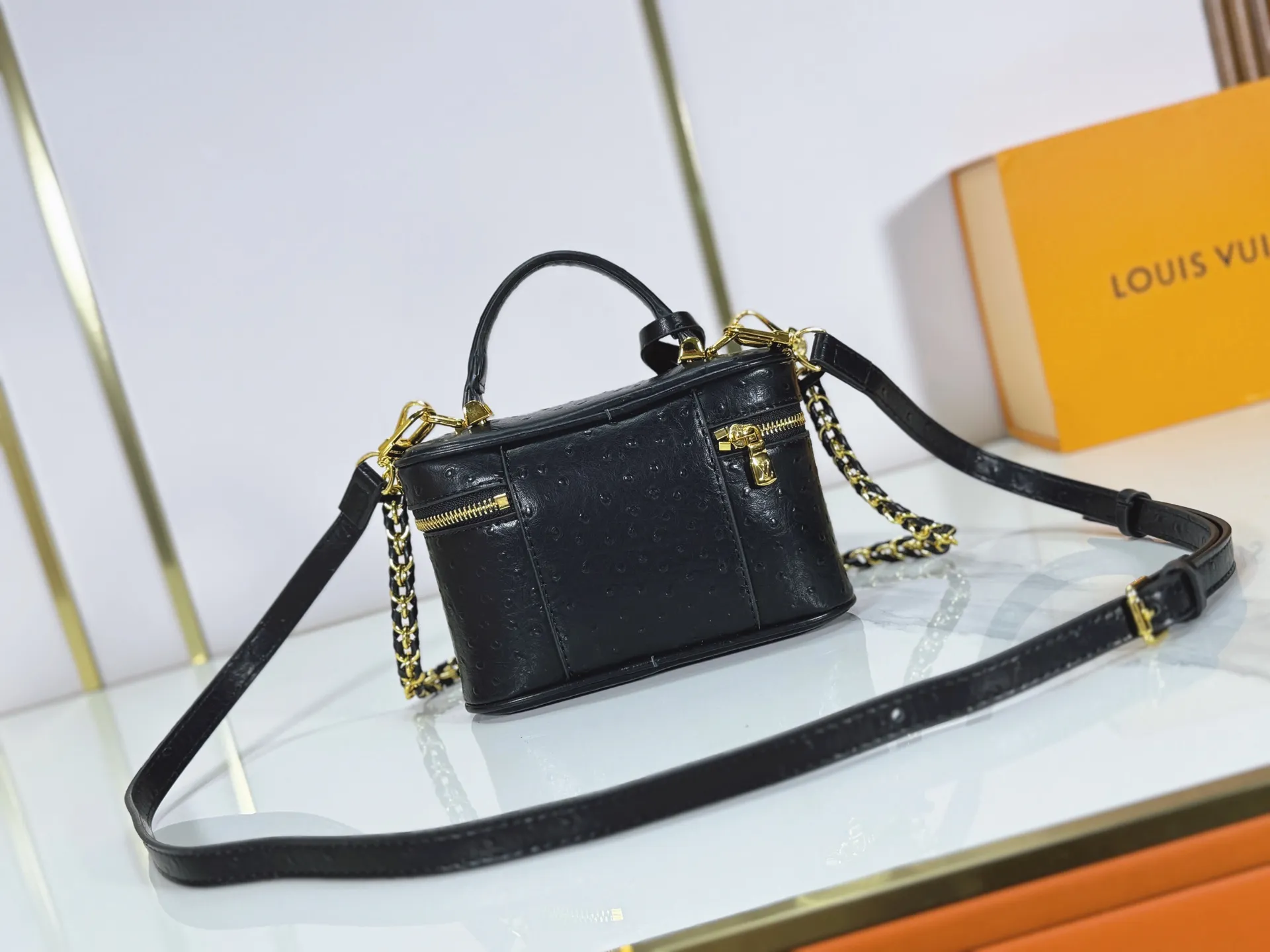 P240 M85911 M85820 M47125 Ostrich leather Vanity Chain Pouch cosmetic box chain bag is inspired by traditional cosmetic boxes and embodies the spirit of travel. This refined, slim bag is trimmed with goatskin trim on the top handle and features a removable braided chain. It is known for its rich collection of iconic details, including LV engraved padlocks and ostrich leather key bells. size：19x11x.5x6.5cm