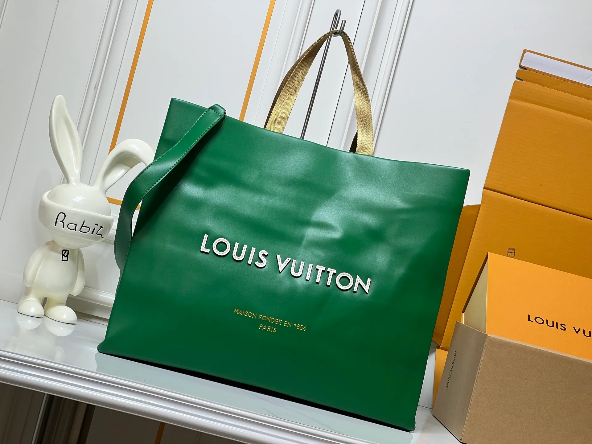 Batch 320💰M24457 Black Orange Blue Green Gray Presbyopia Plaid Black Crocodile Orange Crocodile Pattern 9 Colors ✔️ This Shopper medium handbag draws inspiration from Louis Vuitton shopping bags, with the words Louis Vuitton and Maison Fondée En 1854 written on soft cow leather, with a top handle and a detachable shoulder strap. Size: 40x32x16cm