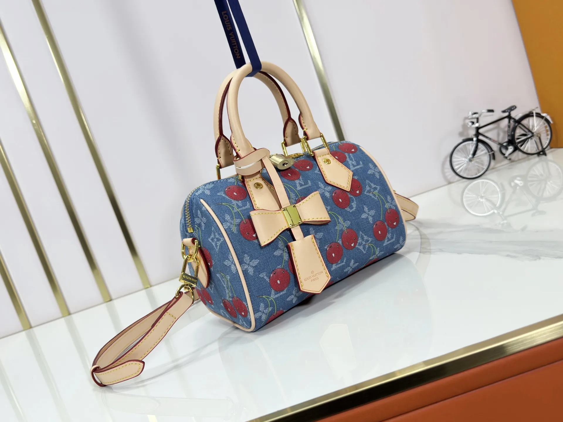 P240 Cherry Cherry🍒M13094 M46234 M46222 M14175 Sunflower Cowboy Cherry White Flower Cherry Presbyopia Cherry The Sedy Bandoulière 20 handbag is made of soft coated canvas, and the full-length Monogram pattern is traced in colorful rainbow tones, highlighting the smart style of the Louis Vuitton x Murakami reissue series. The Toron handle and detachable shoulder strap are constructed of cow leather, the metal corners recall classic luggage, and the bow-shaped key bag and padlock add brand touches. Dimensions: 20.5 x 13.5 x 12.0 cm (length x height x width)
