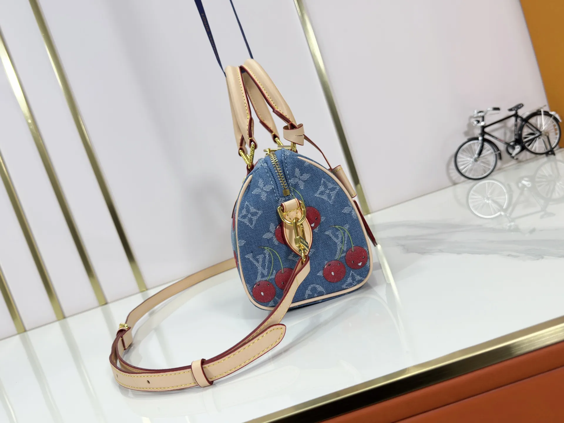 P240 Cherry Cherry🍒M13094 M46234 M46222 M14175 Sunflower Cowboy Cherry White Flower Cherry Presbyopia Cherry The Sedy Bandoulière 20 handbag is made of soft coated canvas, and the full-length Monogram pattern is traced in colorful rainbow tones, highlighting the smart style of the Louis Vuitton x Murakami reissue series. The Toron handle and detachable shoulder strap are constructed of cow leather, the metal corners recall classic luggage, and the bow-shaped key bag and padlock add brand touches. Dimensions: 20.5 x 13.5 x 12.0 cm (length x height x width)