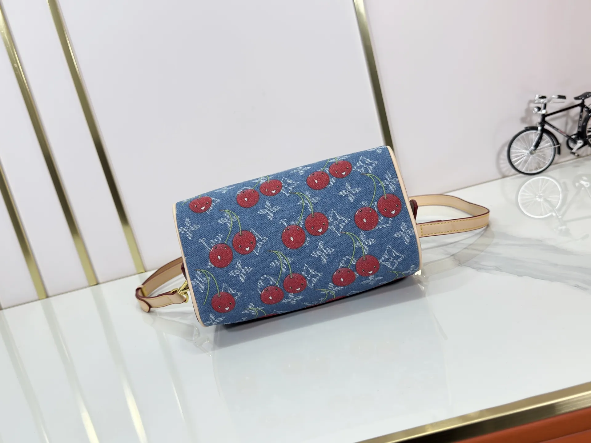 P240 Cherry Cherry🍒M13094 M46234 M46222 M14175 Sunflower Cowboy Cherry White Flower Cherry Presbyopia Cherry The Sedy Bandoulière 20 handbag is made of soft coated canvas, and the full-length Monogram pattern is traced in colorful rainbow tones, highlighting the smart style of the Louis Vuitton x Murakami reissue series. The Toron handle and detachable shoulder strap are constructed of cow leather, the metal corners recall classic luggage, and the bow-shaped key bag and padlock add brand touches. Dimensions: 20.5 x 13.5 x 12.0 cm (length x height x width)