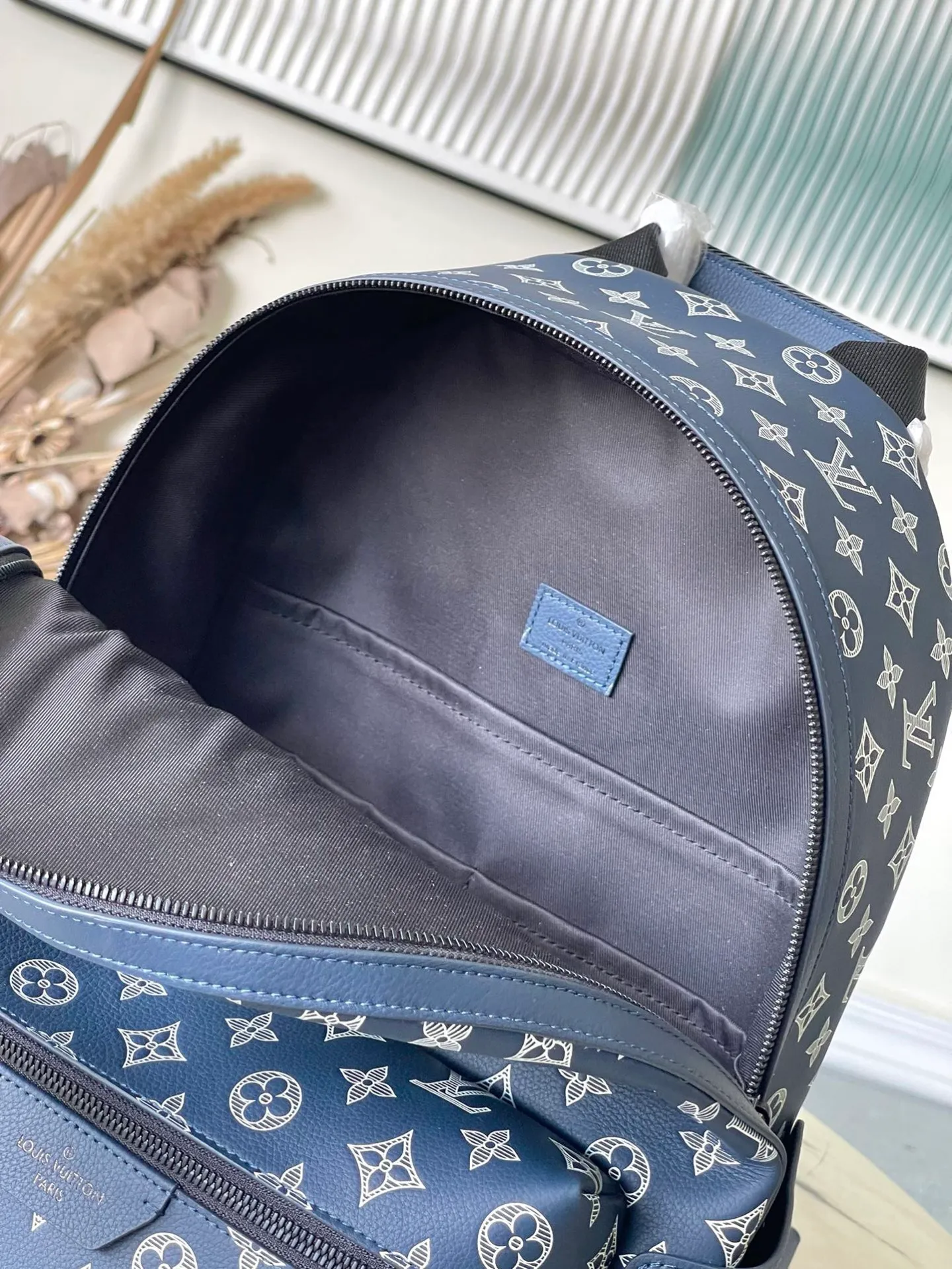 💰1180 (top-grain leather) top-quality original order M24760 This Discovery backpack is made of Monogram Shadow leather, and is embossed and printed to depict the LV letters and Monogram flowers. Roomy front pockets, open side pockets and interior patch pockets make it perfect for everyday travel. Dimensions: 29 × 38 × 20 cm