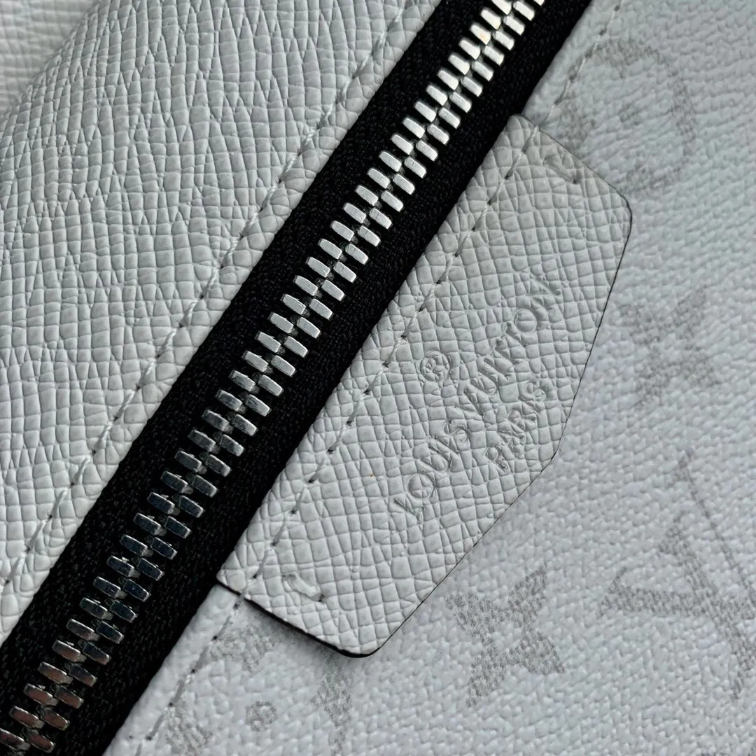 💰940 (first-grain leather) top original single M30953 M30230 white flower DISCOVERY small backpack Discovery small backpack combines Monogram canvas and Taïga leather, m30232 reinterprets the classic campus trend design. White flower cross pattern men's backpack oo[handshake][handshake] The glossy outer layer wraps two inner pockets and an iPad inner pocket, and two adjustable leather shoulder straps ensure comfortable carrying. 40x30x20cm.