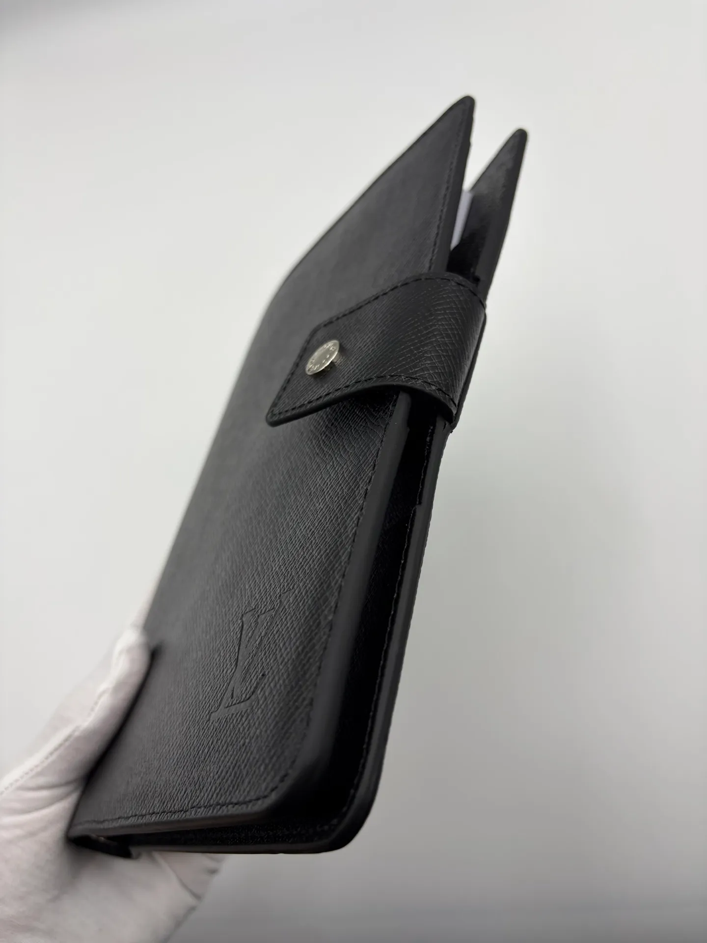 2026 hot model shipped, model M20002❤️This small notepad cover is made of Monogram canvas, can hold three credit cards, and can also be used as an address book, notebook or calendar. 18 x 23 cm (Length x Height) - Epi leather embossed with delicate LV initials and interlaced textured leather lining - Button closure - Six-ring binder with three rings in a set, six credit card slots and two internal compartments - Notepad insert available separately 👉