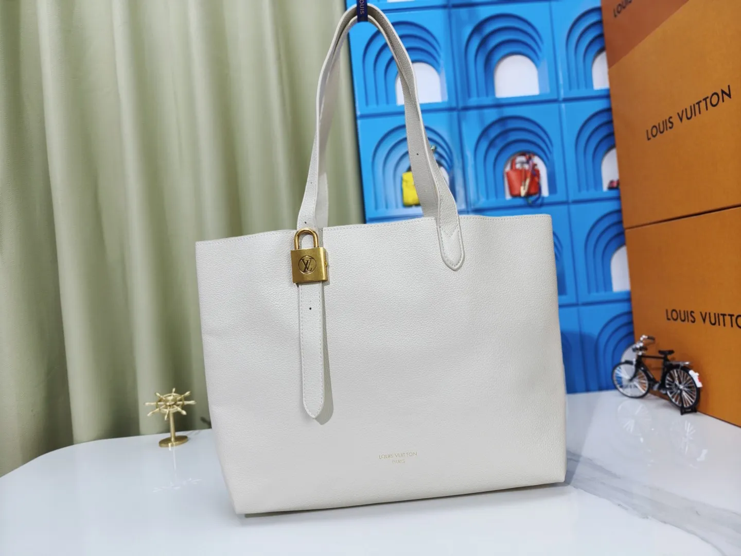 P280💰 Upgraded from the original M25341 M25342 M25343 This medium-sized Low Key Cabas handbag is wrapped in soft grained cow leather and lined with suede leather, creating a luxurious style with ingenuity. The brand's iconic padlock demonstrates an eclectic mix of elegant aesthetics and security features. The adjustable handle enables you to switch between hand-held and long- or short-shoulder carry. Dimensions: 47.0 x 30.0 x 14.0 cm