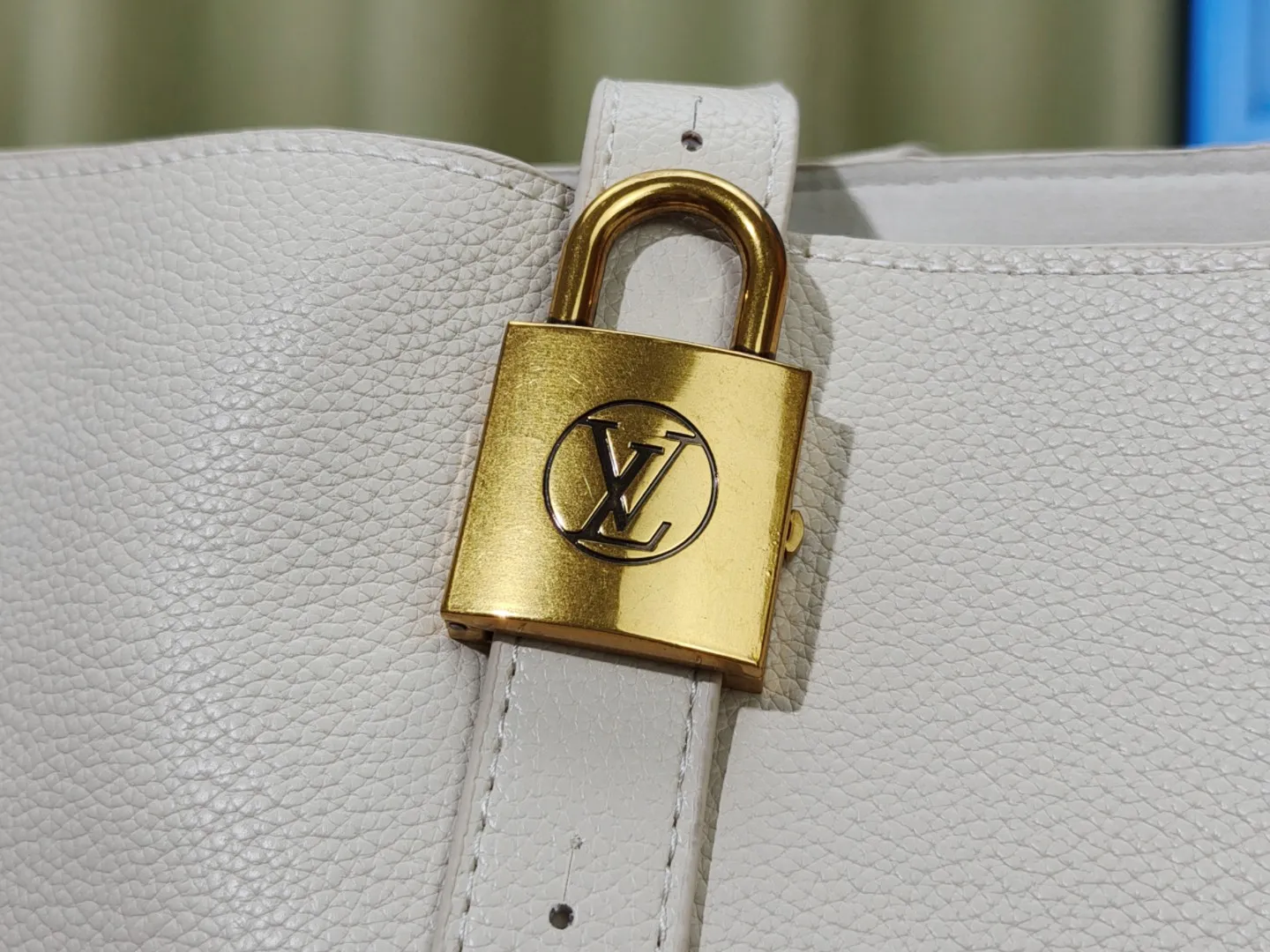 P280💰 Upgraded from the original M25341 M25342 M25343 This medium-sized Low Key Cabas handbag is wrapped in soft grained cow leather and lined with suede leather, creating a luxurious style with ingenuity. The brand's iconic padlock demonstrates an eclectic mix of elegant aesthetics and security features. The adjustable handle enables you to switch between hand-held and long- or short-shoulder carry. Dimensions: 47.0 x 30.0 x 14.0 cm